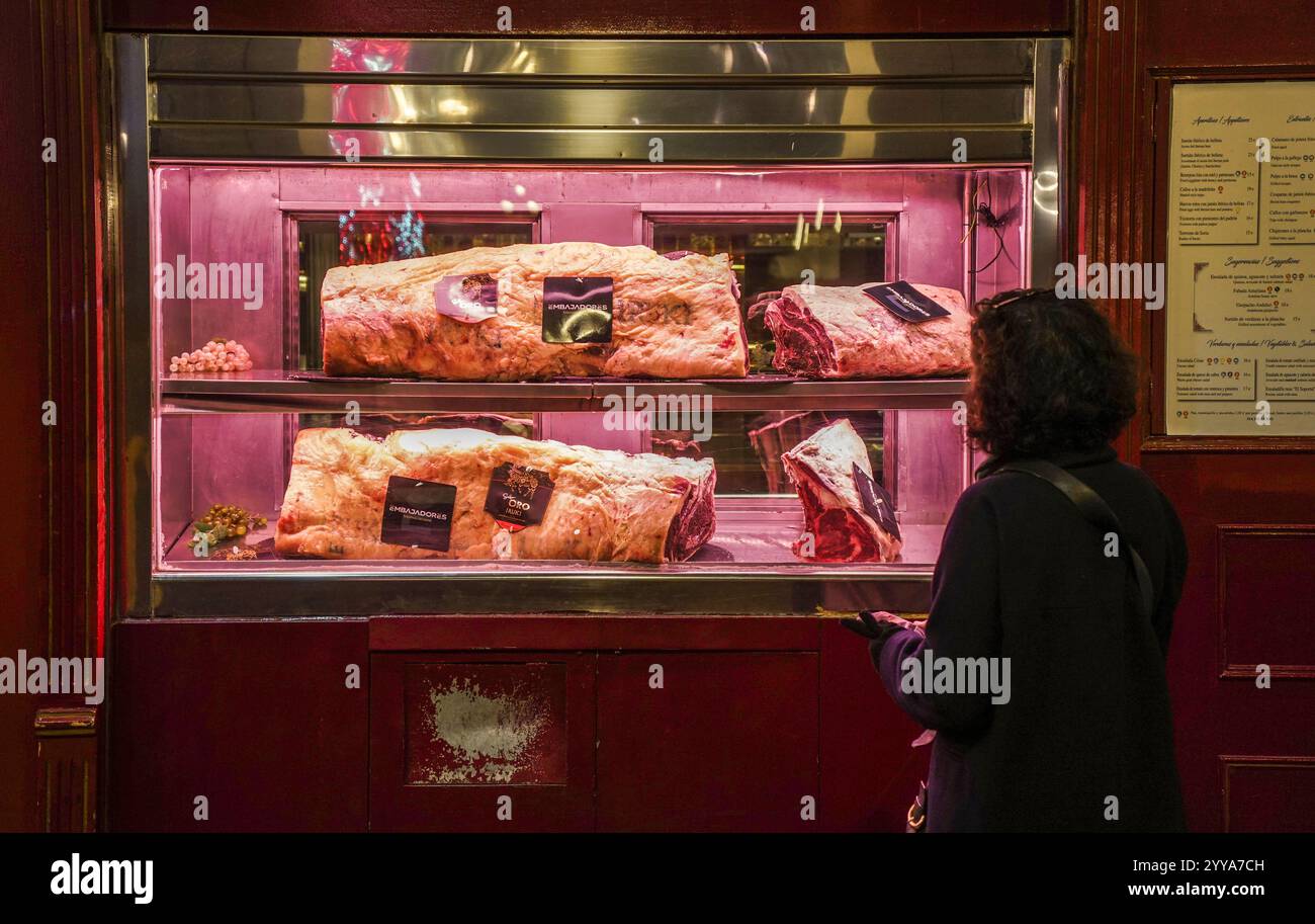 Bœuf marbré exposé dans un restaurant espagnol de la Plaza Mayor, Madrid, Espagne. Banque D'Images