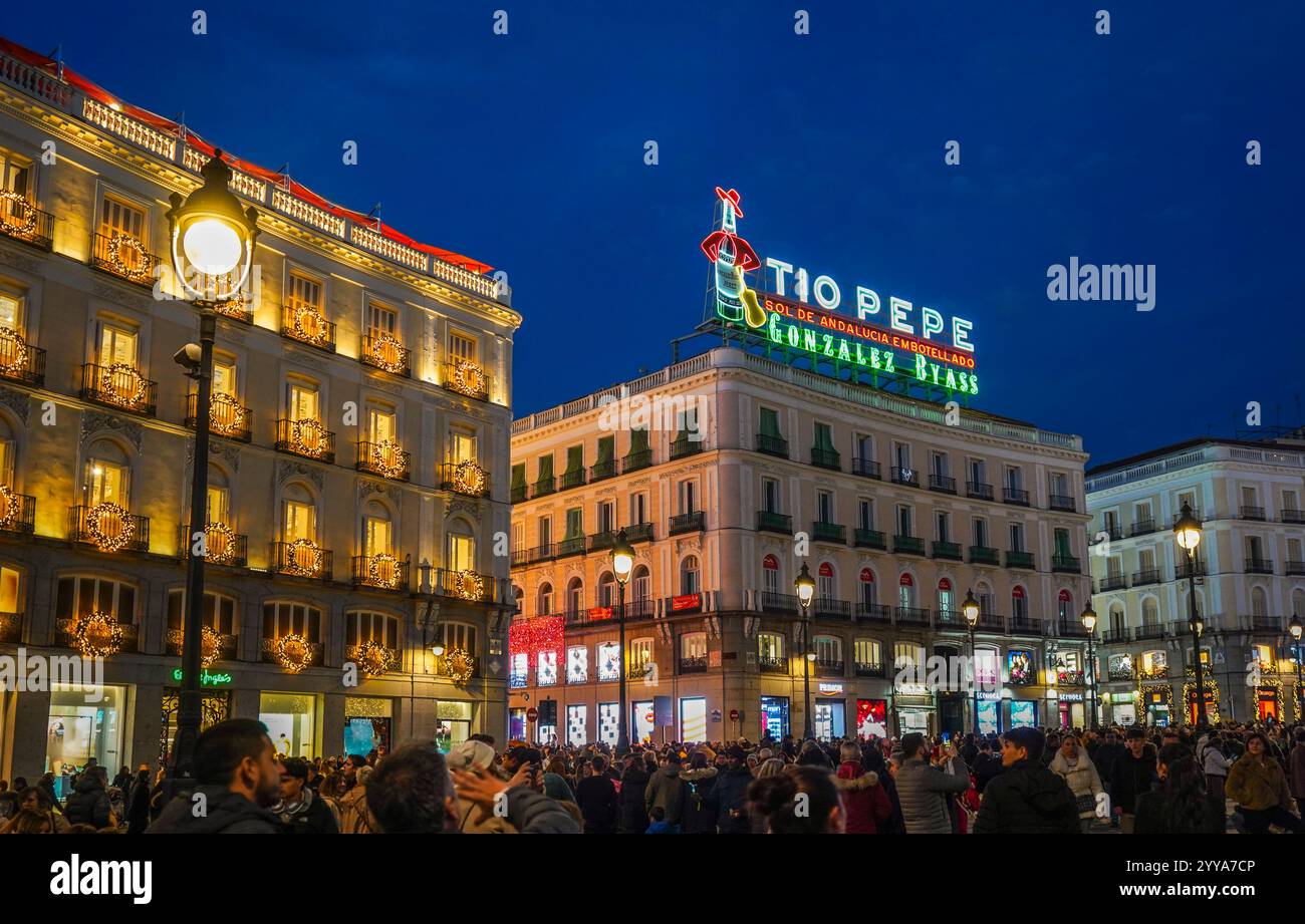 Puerta del sol Square, Tip pepe signe art noël la nuit, bondé, Madrid, Espagne. 2024 Banque D'Images