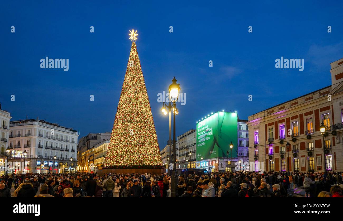 Place Puerta del sol bondée, avec arbre de noël la nuit, bondée, Madrid, Espagne. 2024 Banque D'Images