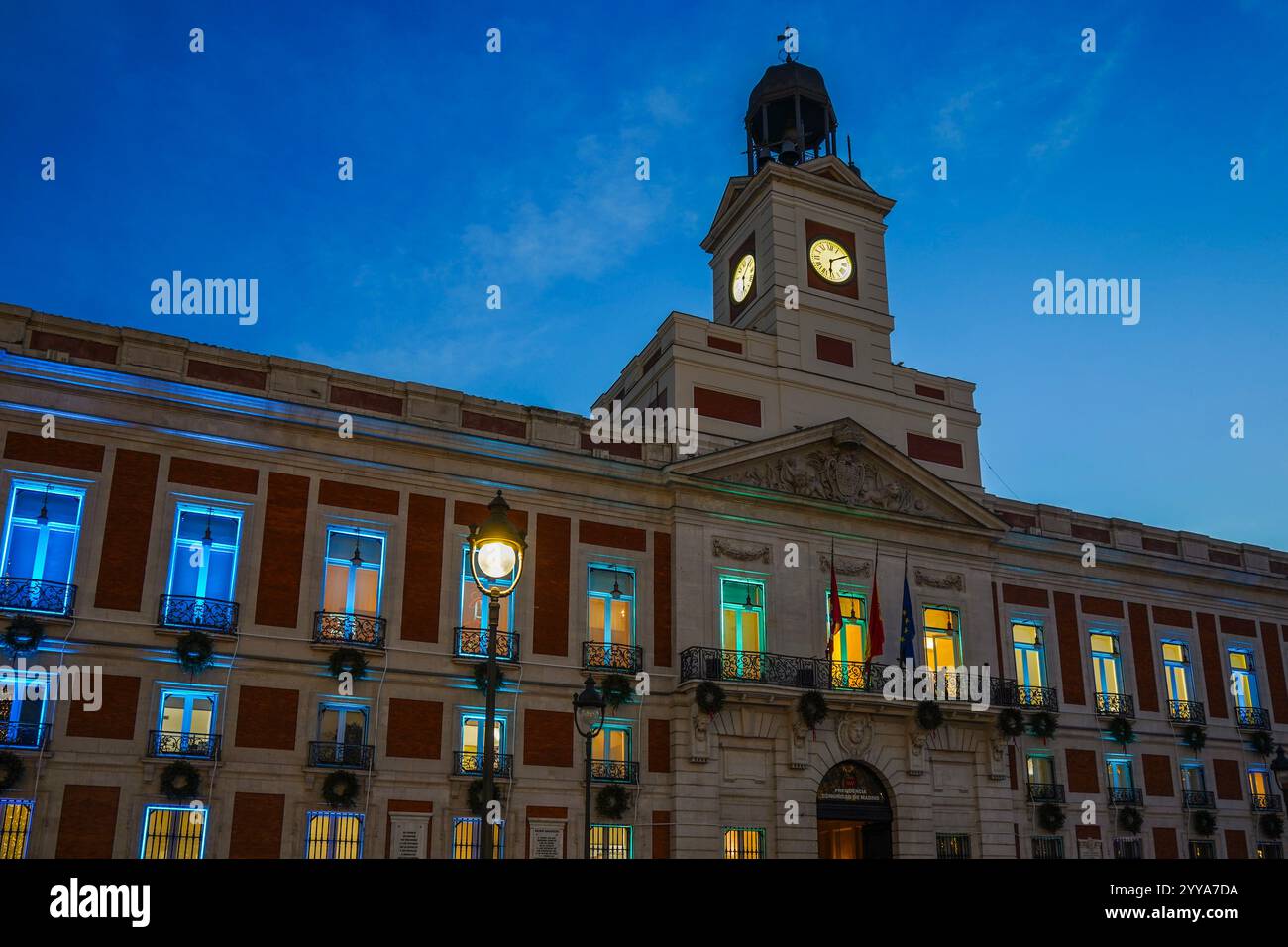 Horloge de Puerta del sol, place, pendant la saison des fêtes, Madrid, Espagne. décembre 2024 Banque D'Images