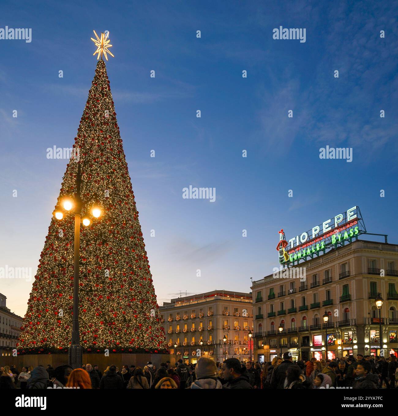 Place Puerta del sol, bâtiment avec panneau Tio Pepe González Byass Neon, arbre de noël, bondé, Madrid, Espagne. 2024 Banque D'Images