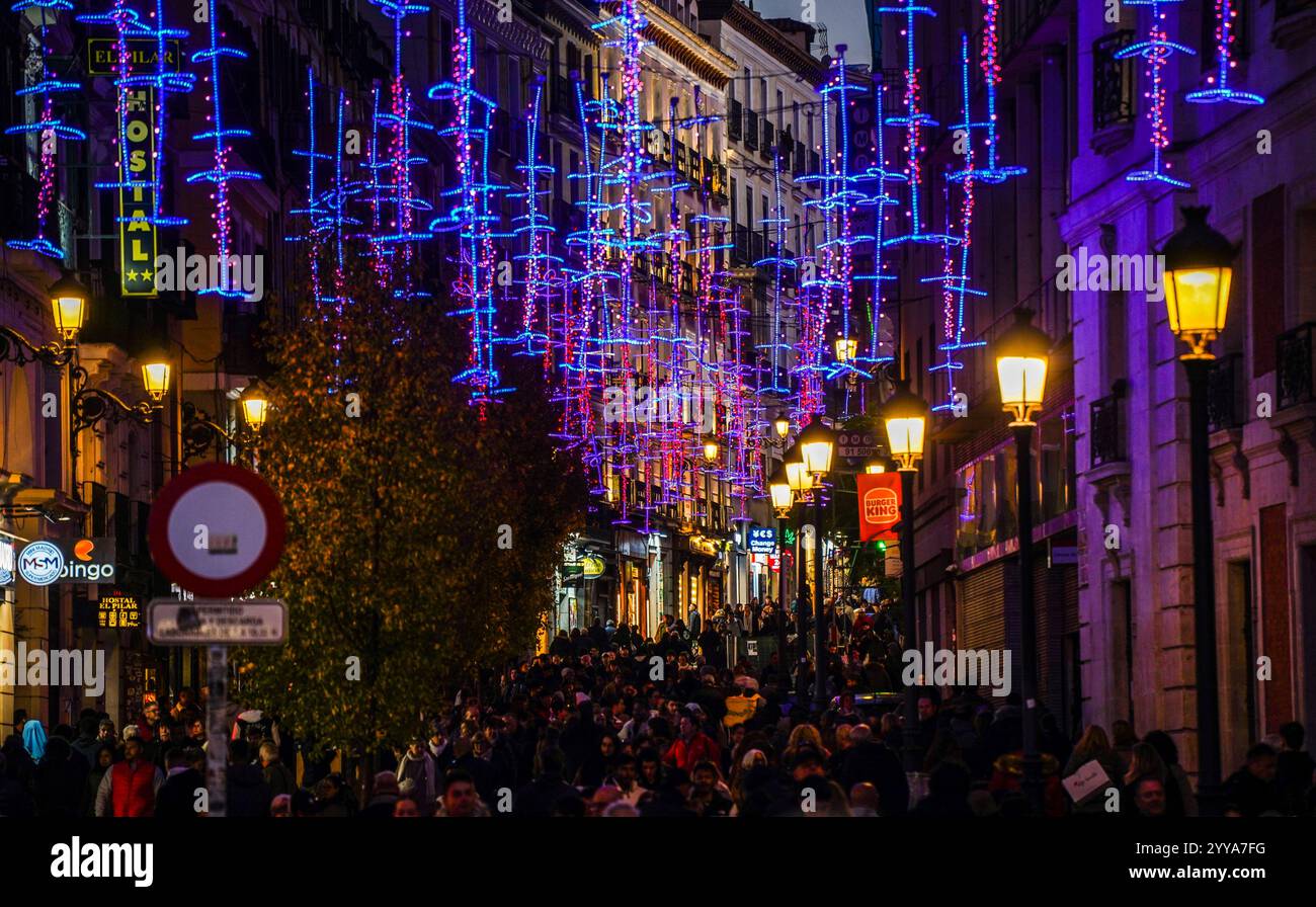 Rues animées pendant la saison de Noël, saison des fêtes de Madrid, Espagne. Banque D'Images