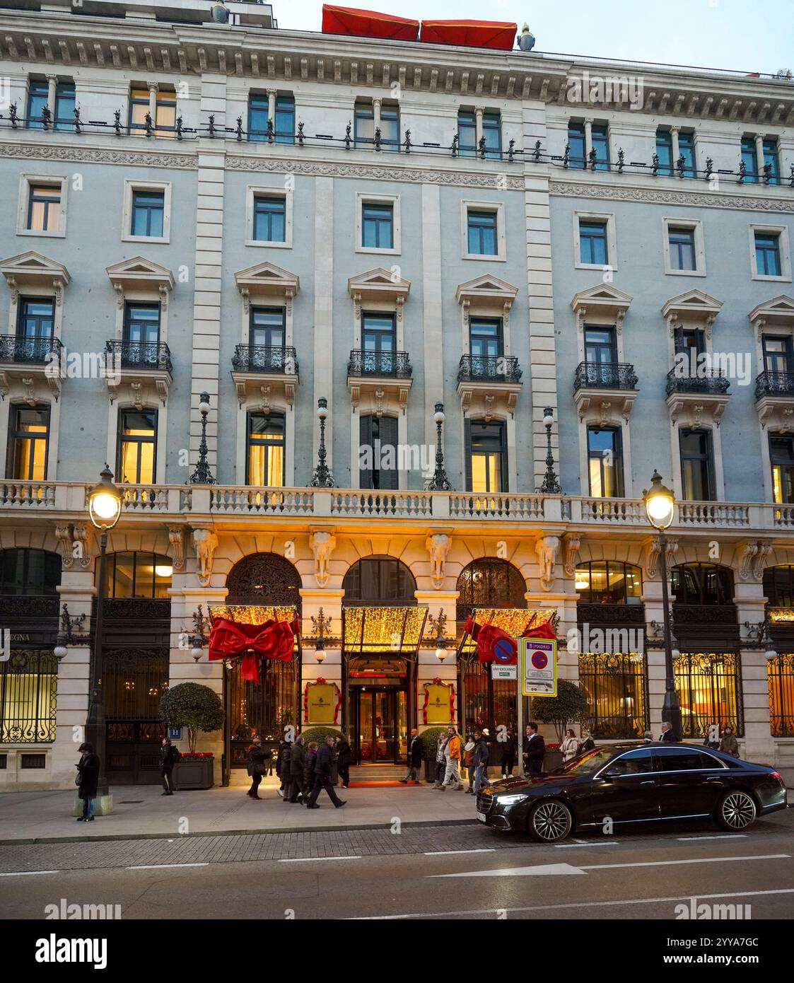 Façade de l'hôtel four Seasons, illuminée par des lumières de Noël à la tombée de la nuit. Madrid, Espagne Banque D'Images