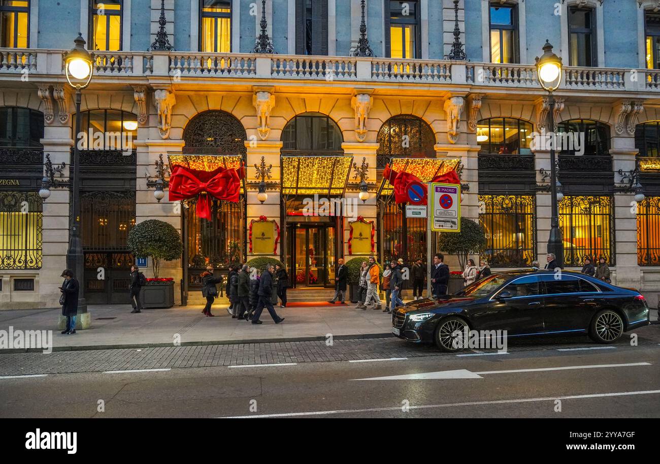 Façade de l'hôtel four Seasons, illuminée par des lumières de Noël à la tombée de la nuit. Madrid, Espagne Banque D'Images