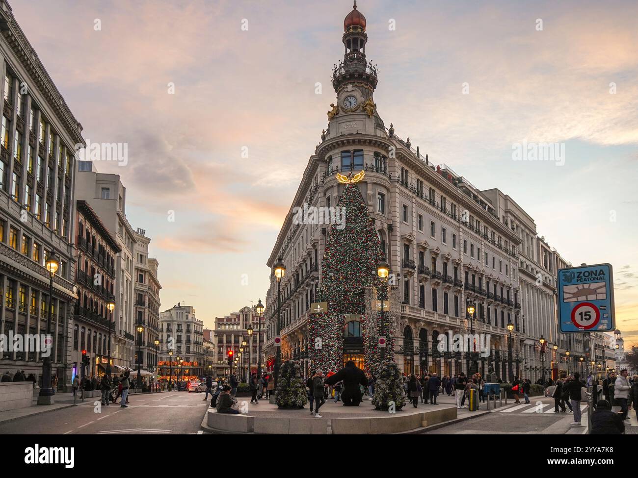 Façade de l'hôtel four Seasons, illuminée par des lumières de Noël à la tombée de la nuit. Madrid, Espagne Banque D'Images