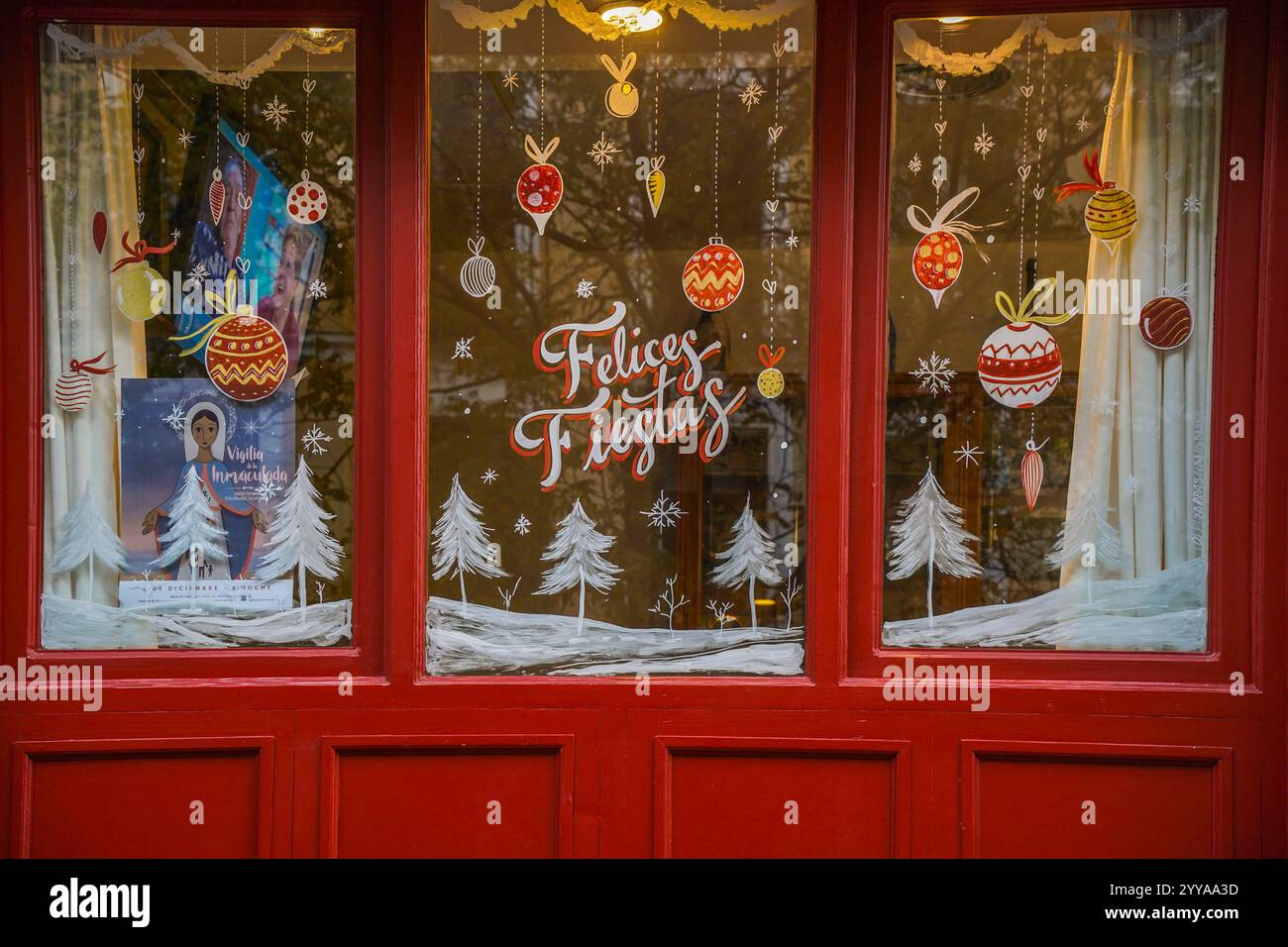Joyeuses fêtes en espagnol (Felices Fiestas) écrit sur une vitrine de bar restaurant. Madrid. Espagne. Banque D'Images