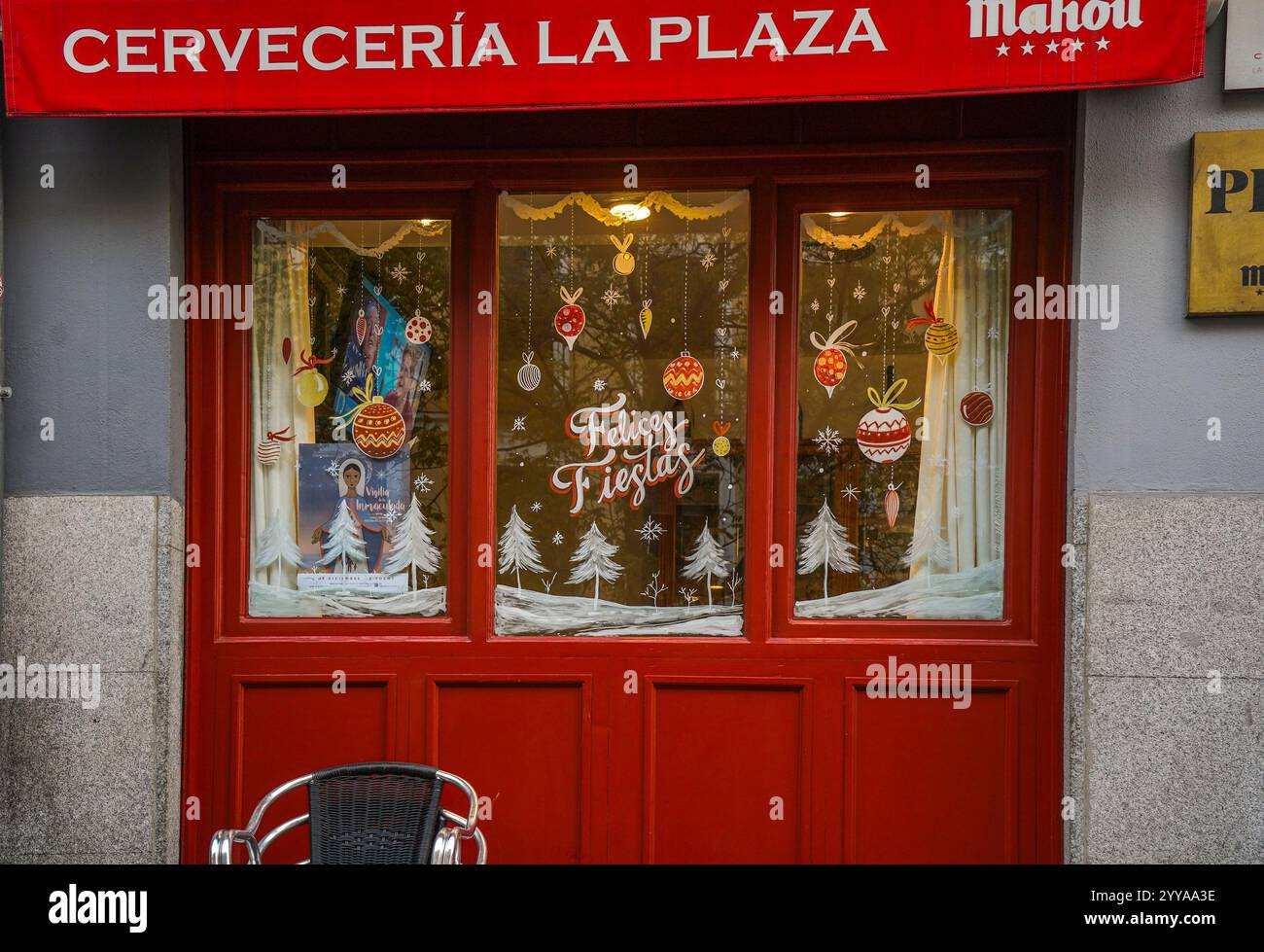 Joyeuses fêtes en espagnol (Felices Fiestas) écrit sur une vitrine de bar restaurant. Madrid. Espagne. Banque D'Images