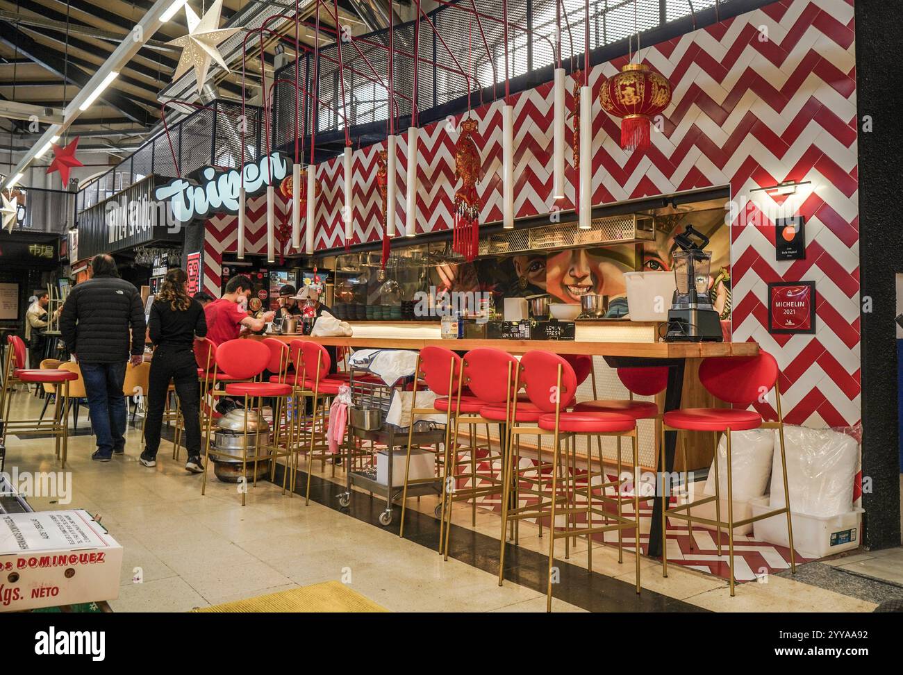 Restaurant Tripea au marché municipal de Vallehermoso à Madrid. Espagne. Banque D'Images