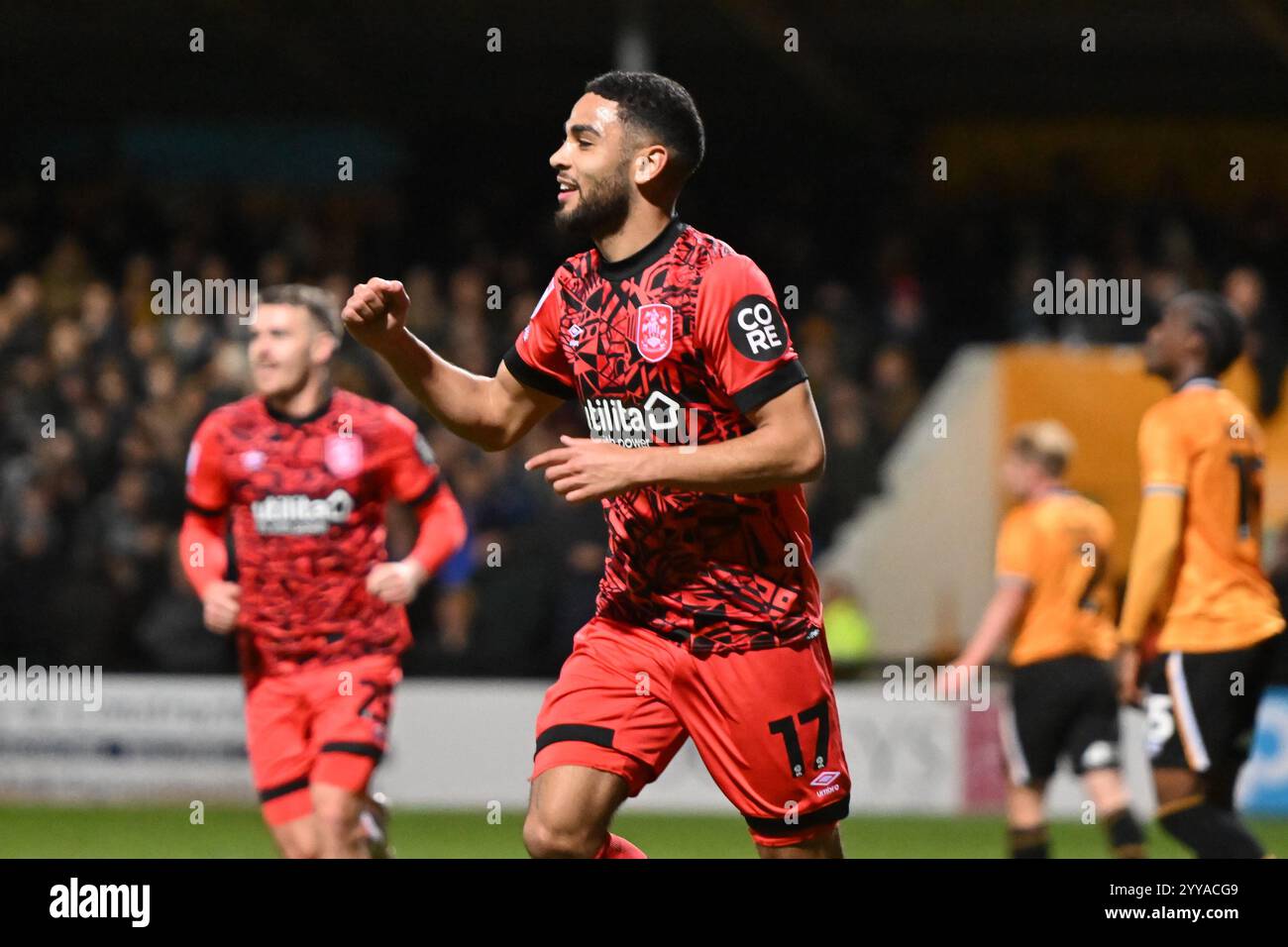 Brodie Spencer (17 Huddersfield) célèbre après avoir marqué le premier but des équipes lors du match de Sky Bet League 1 entre Cambridge United et Huddersfield Town au Cledara Abbey Stadium, Cambridge, vendredi 20 décembre 2024. (Photo : Kevin Hodgson | mi News) crédit : MI News & Sport /Alamy Live News Banque D'Images