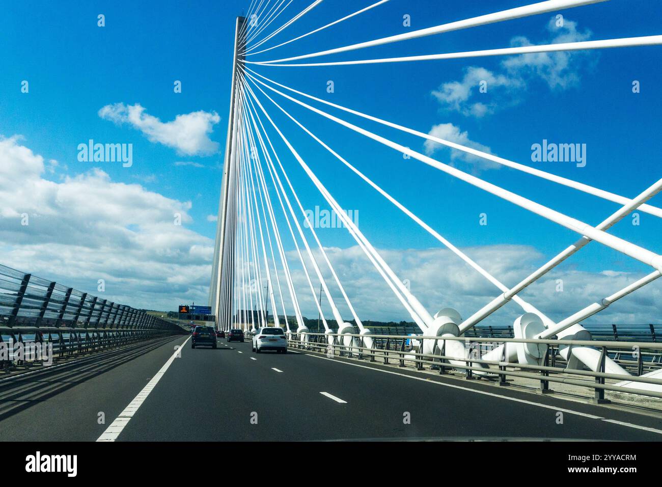 L'autoroute M90 en direction du nord depuis Édimbourg, en traversant le pont Queensferry Crossing. Banque D'Images