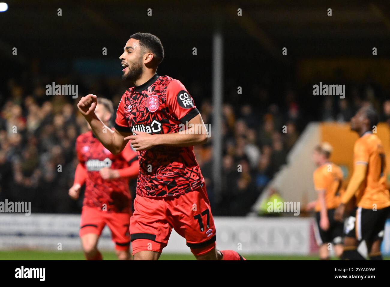 Brodie Spencer (17 Huddersfield) célèbre après avoir marqué le deuxième but des équipes lors du match de Sky Bet League 1 entre Cambridge United et Huddersfield Town au Cledara Abbey Stadium, Cambridge, vendredi 20 décembre 2024. (Photo : Kevin Hodgson | mi News) crédit : MI News & Sport /Alamy Live News Banque D'Images