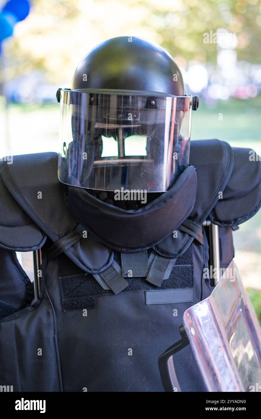 Équipement de protection de la police anti-émeute avec casque Banque D'Images