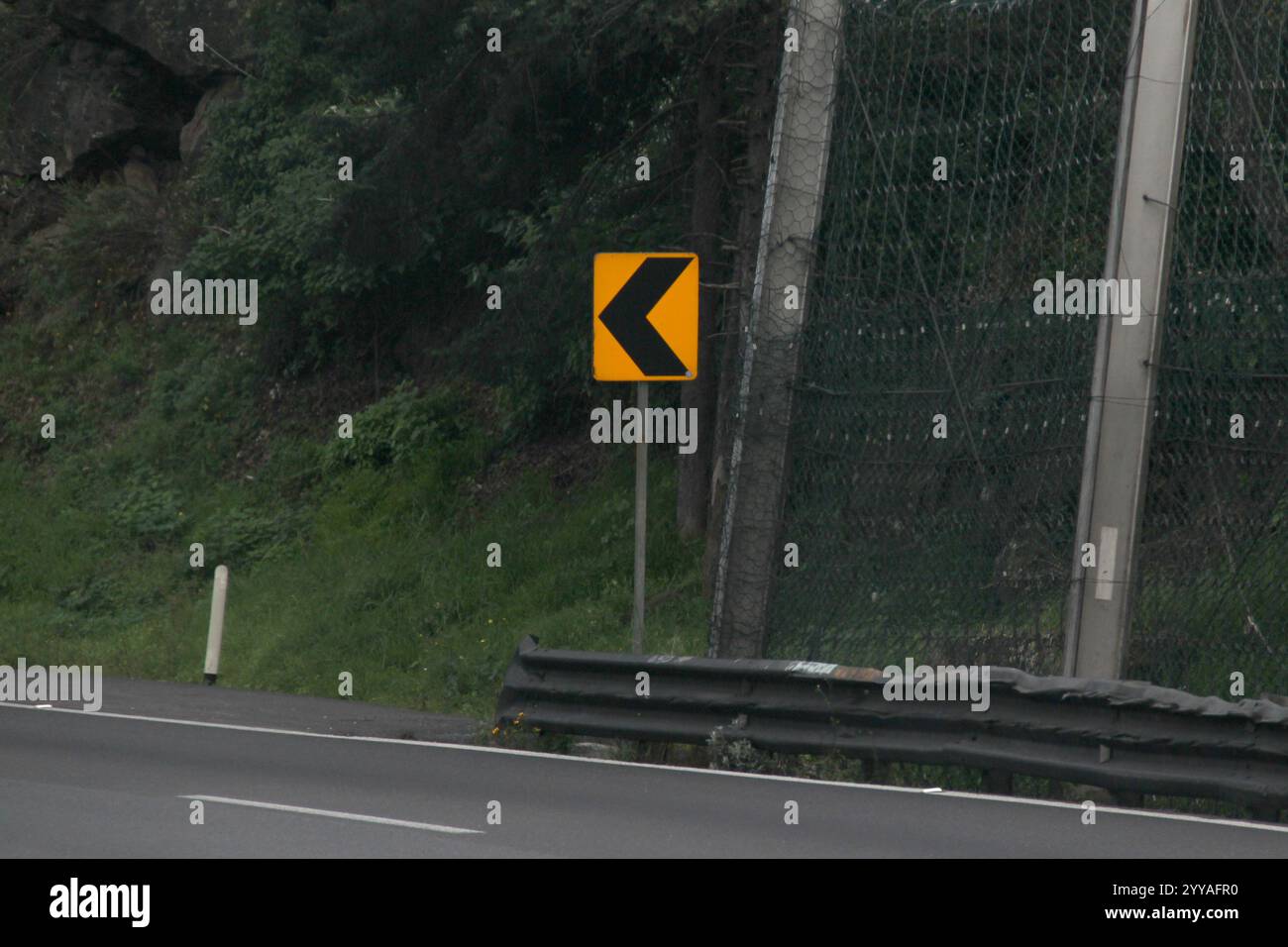 La flèche à gauche d'un virage sur la route indique le mouvement autorisé aux conducteurs circulant dans cette voie Banque D'Images