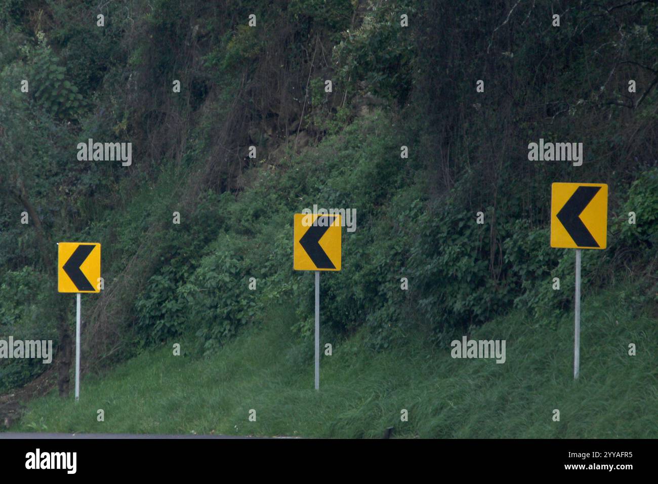 La flèche à gauche d'un virage sur la route indique le mouvement autorisé aux conducteurs circulant dans cette voie Banque D'Images