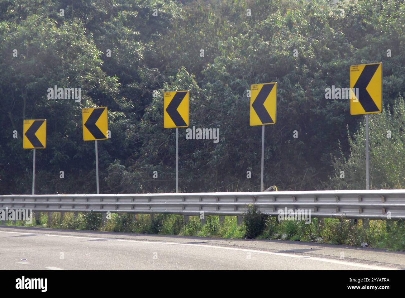 La flèche à gauche d'un virage sur la route indique le mouvement autorisé aux conducteurs circulant dans cette voie Banque D'Images