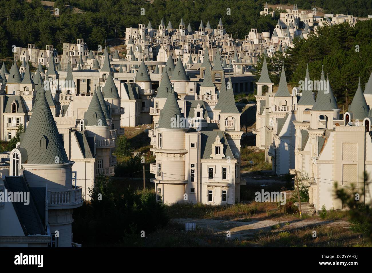 BOLU, TURKIYE - 18 JUILLET 2024 : Burj Al Babas a abandonné des villas dans la ville de Mudurnu Banque D'Images