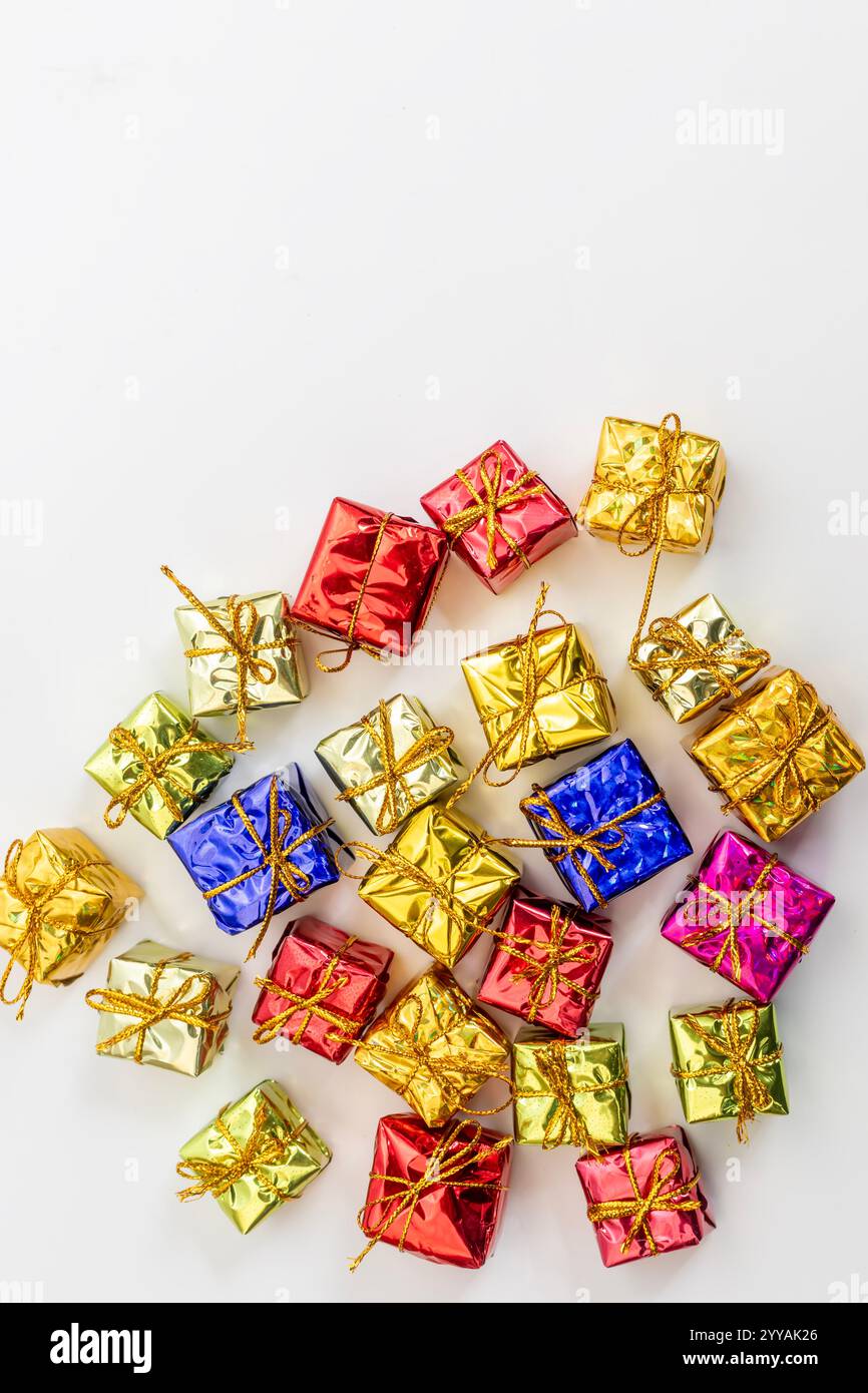 Un arrangement élégant de boîtes cadeaux colorées sur un fond blanc propre. Idéal pour les fêtes de fin d'année, les occasions festives et la veille spéciale Banque D'Images