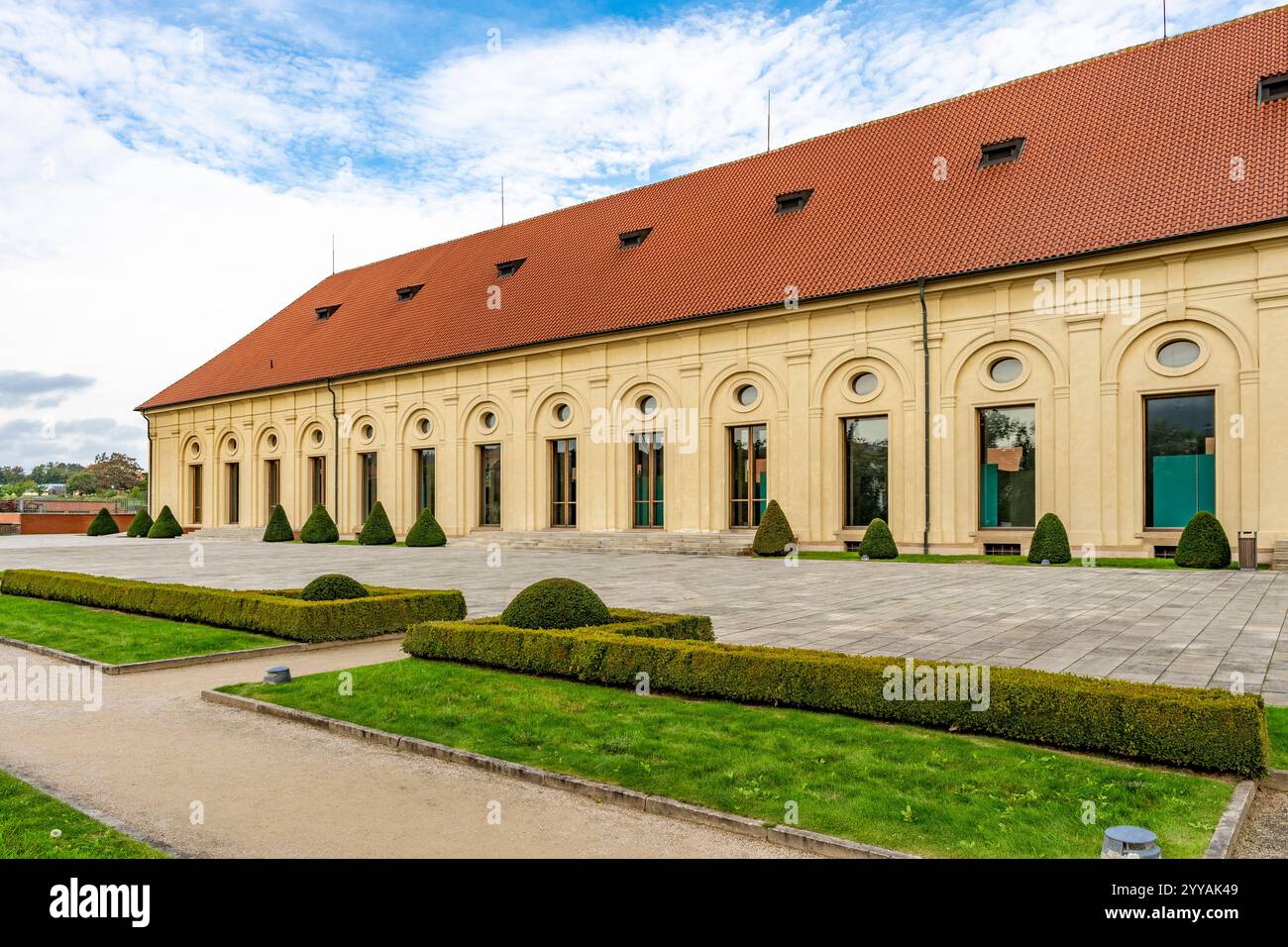Terrasse de l'école d'équitation du château de Prague, lieu occasionnel d'événements culturels et de concerts, dans le complexe du château de Prague, Hradcany, Prague, Tchéquie Banque D'Images