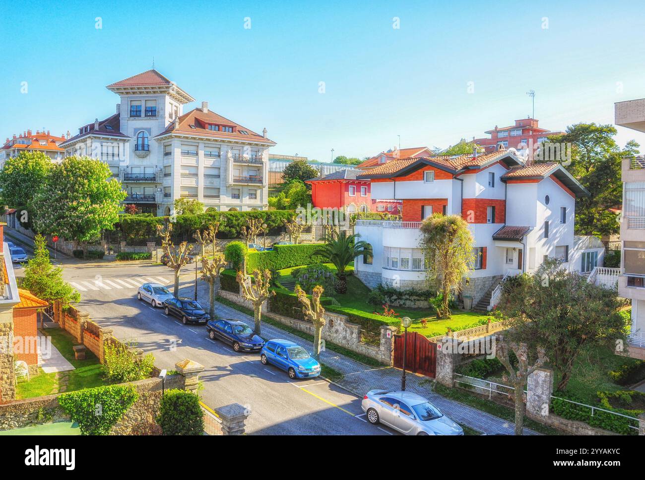 Merveilles modernes au bord de la mer : beaux bâtiments près de la plage Sardinero à Santander, Espagne Banque D'Images