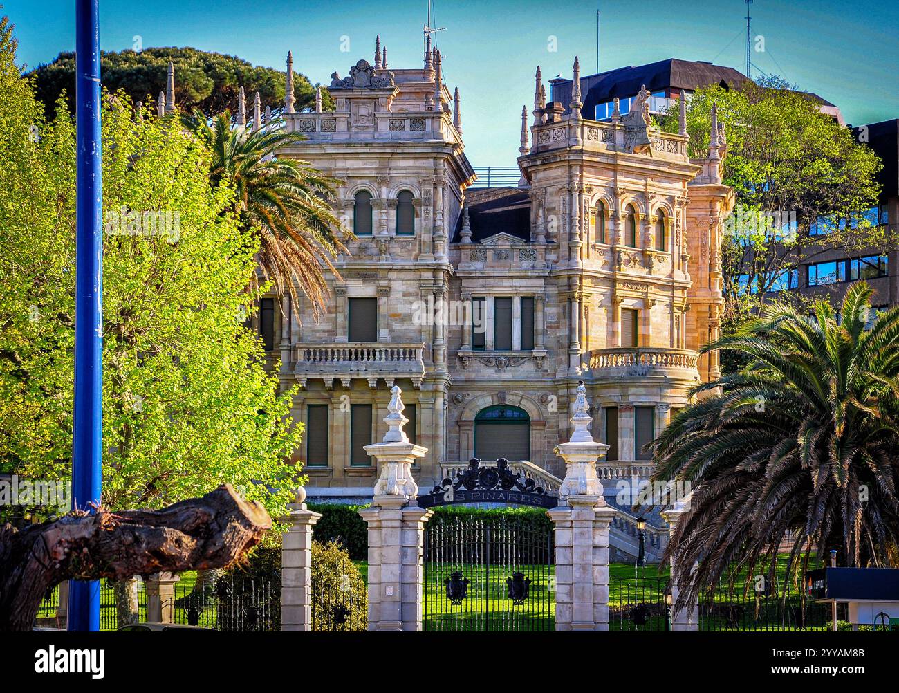 Merveilles modernes au bord de la mer : beaux bâtiments près de la plage Sardinero à Santander, Espagne Banque D'Images