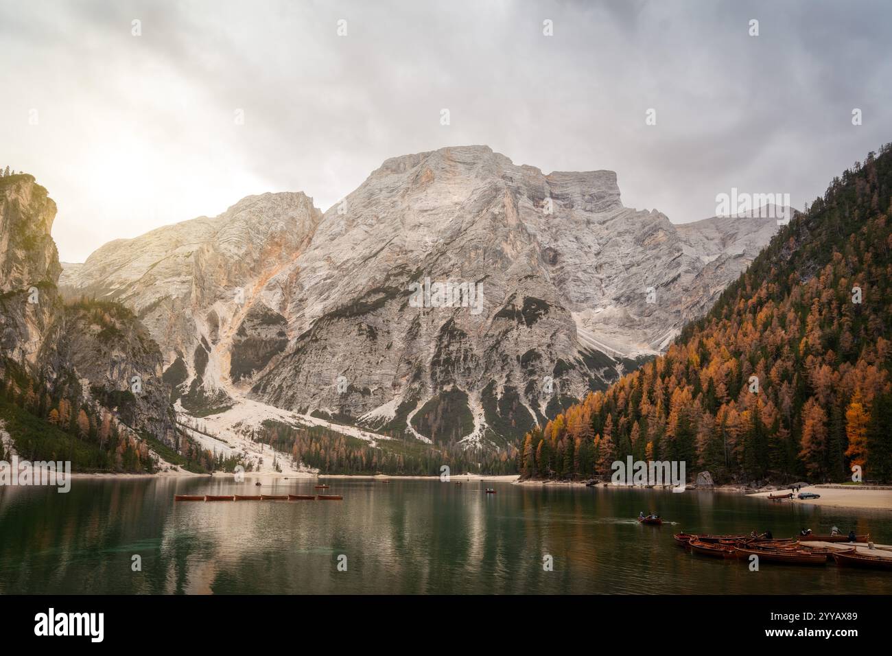 Lago di Braies dans les Dolomites, Italie Banque D'Images