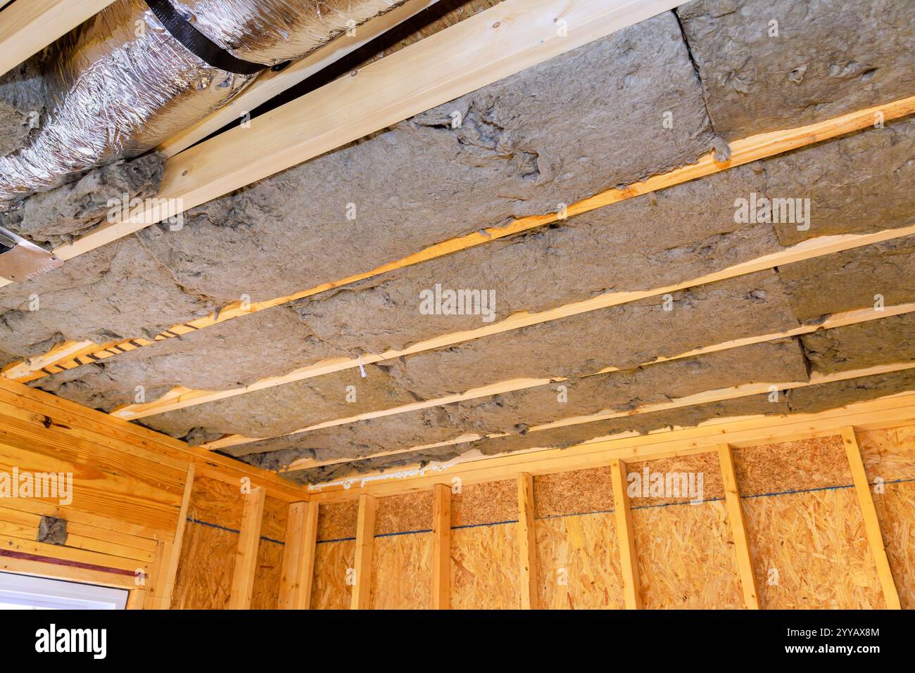 Installation d'isolation entre les poutres apparentes dans la structure — free download
