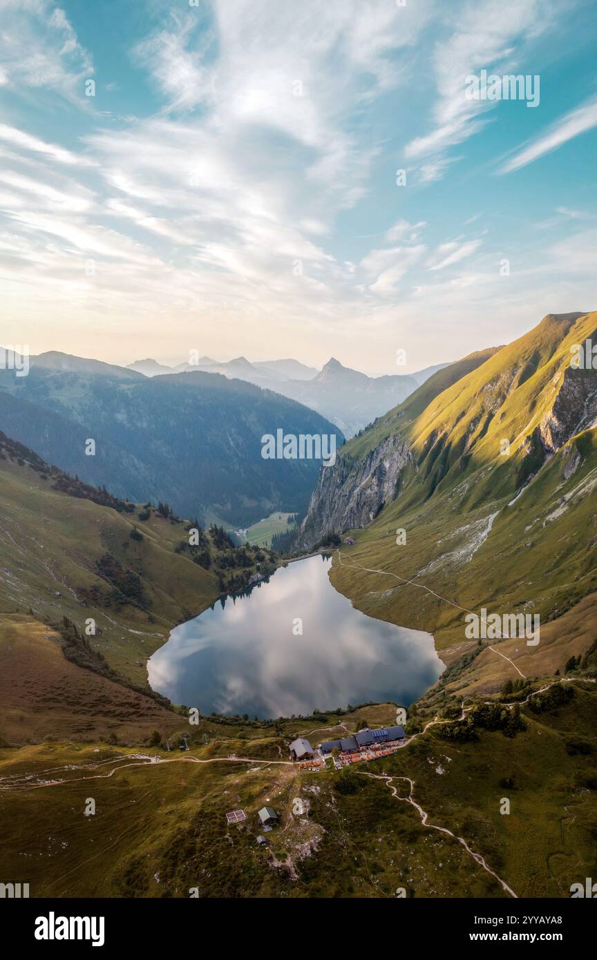 Lac alpin dans les Alpes autrichiennes Banque D'Images