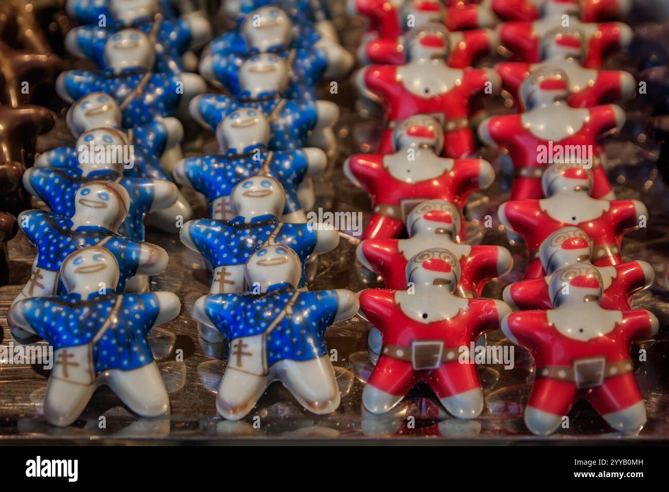 Exposition de figurines colorées en chocolat artisanal décorées de façon festive en forme de pain d'épices, le marché de Noël de Strasbourg en France Banque D'Images