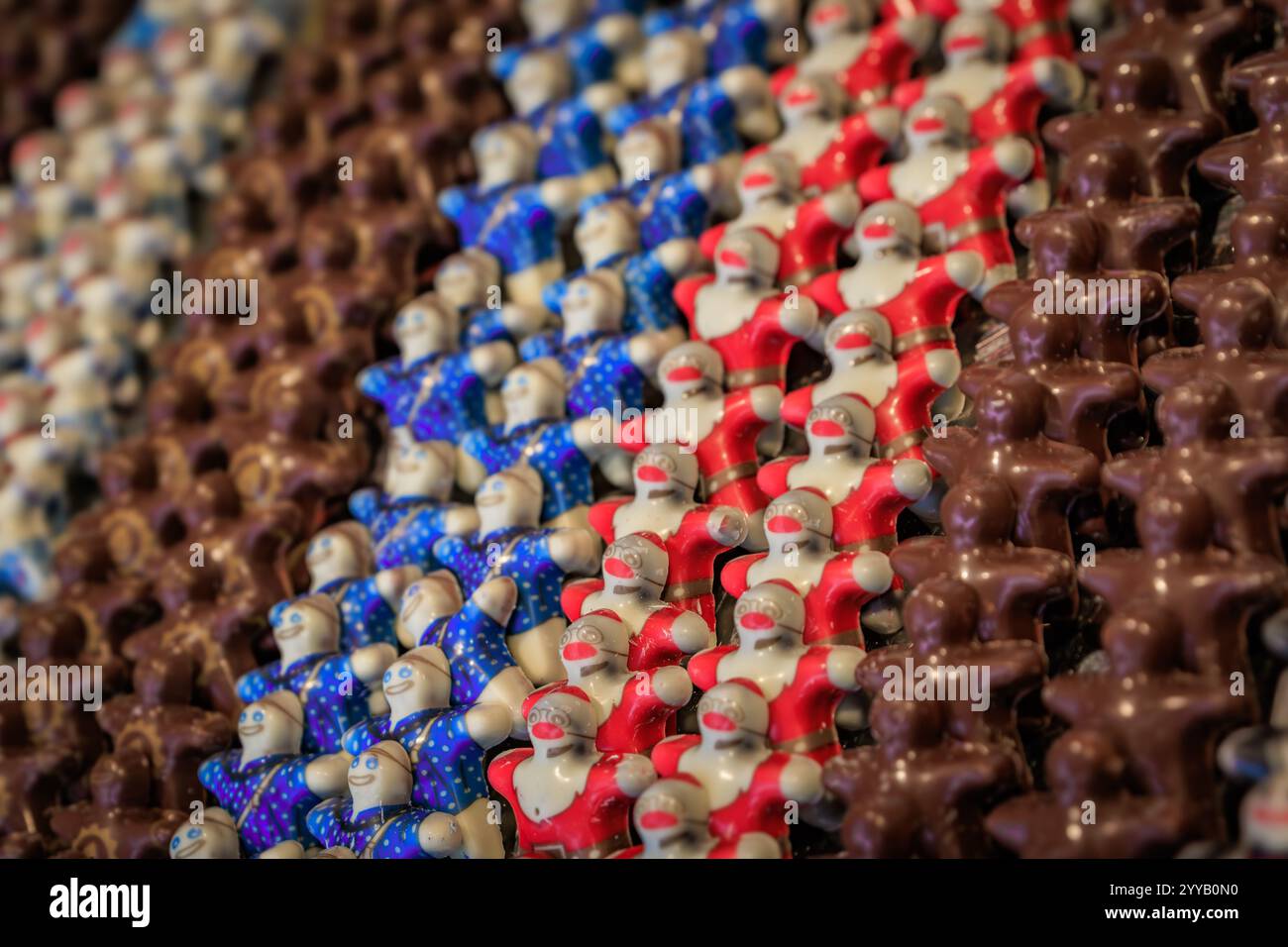Exposition de figurines colorées en chocolat artisanal décorées de façon festive en forme de pain d'épices, le marché de Noël de Strasbourg en France Banque D'Images