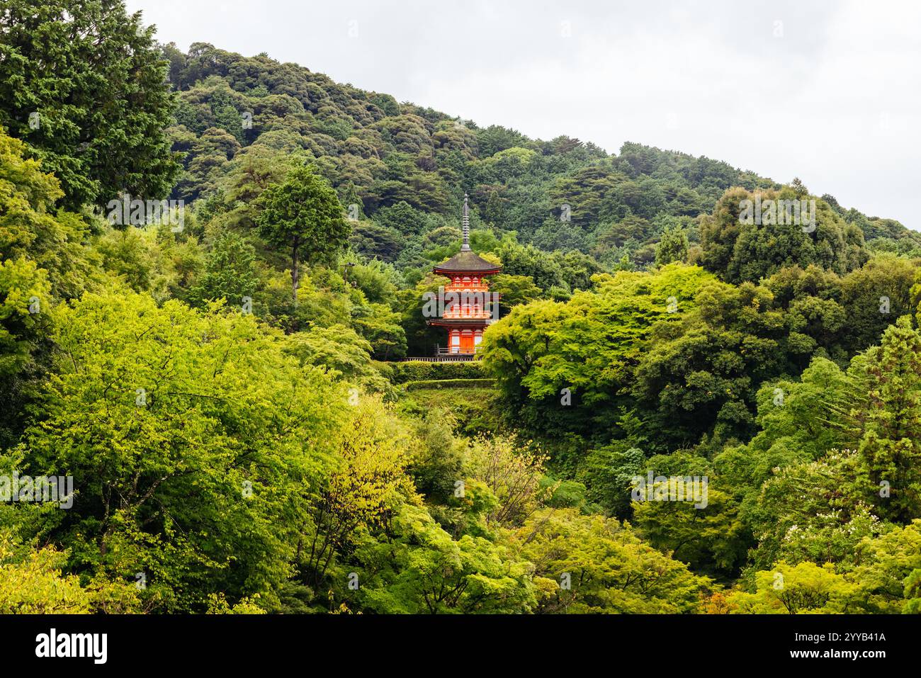 Le temple emblématique de Kiyomizu-dera et la vue sur la montagne lors d'une journée de printemps ensoleillée à Kyoto, au Japon Banque D'Images