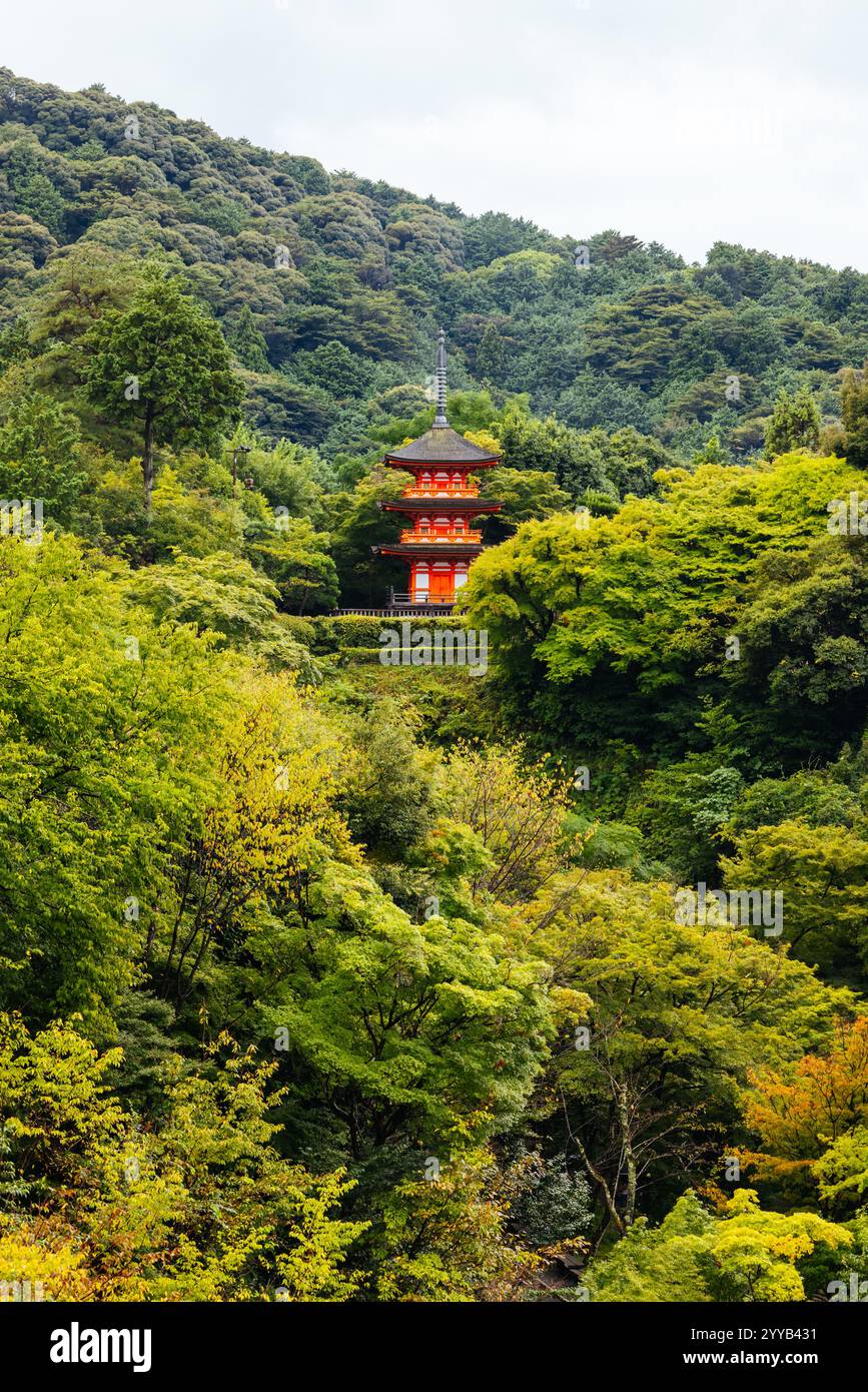 Le temple emblématique de Kiyomizu-dera et la vue sur la montagne lors d'une journée de printemps ensoleillée à Kyoto, au Japon Banque D'Images