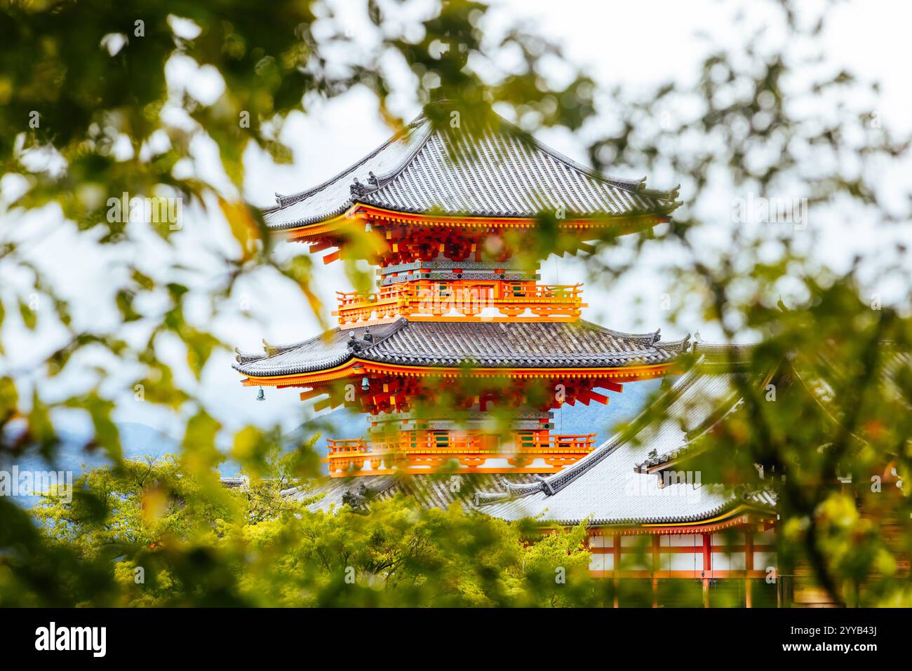Le temple emblématique de Kiyomizu-dera et la vue sur la montagne lors d'une journée de printemps ensoleillée à Kyoto, au Japon Banque D'Images