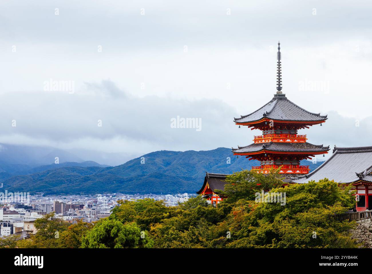 Le temple emblématique de Kiyomizu-dera et la vue sur la montagne lors d'une journée de printemps ensoleillée à Kyoto, au Japon Banque D'Images