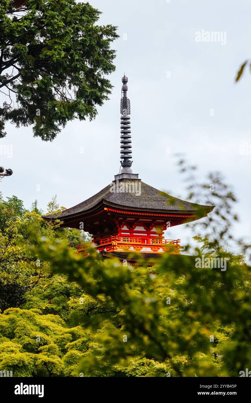 Le temple emblématique de Kiyomizu-dera et la vue sur la montagne lors d'une journée de printemps ensoleillée à Kyoto, au Japon Banque D'Images