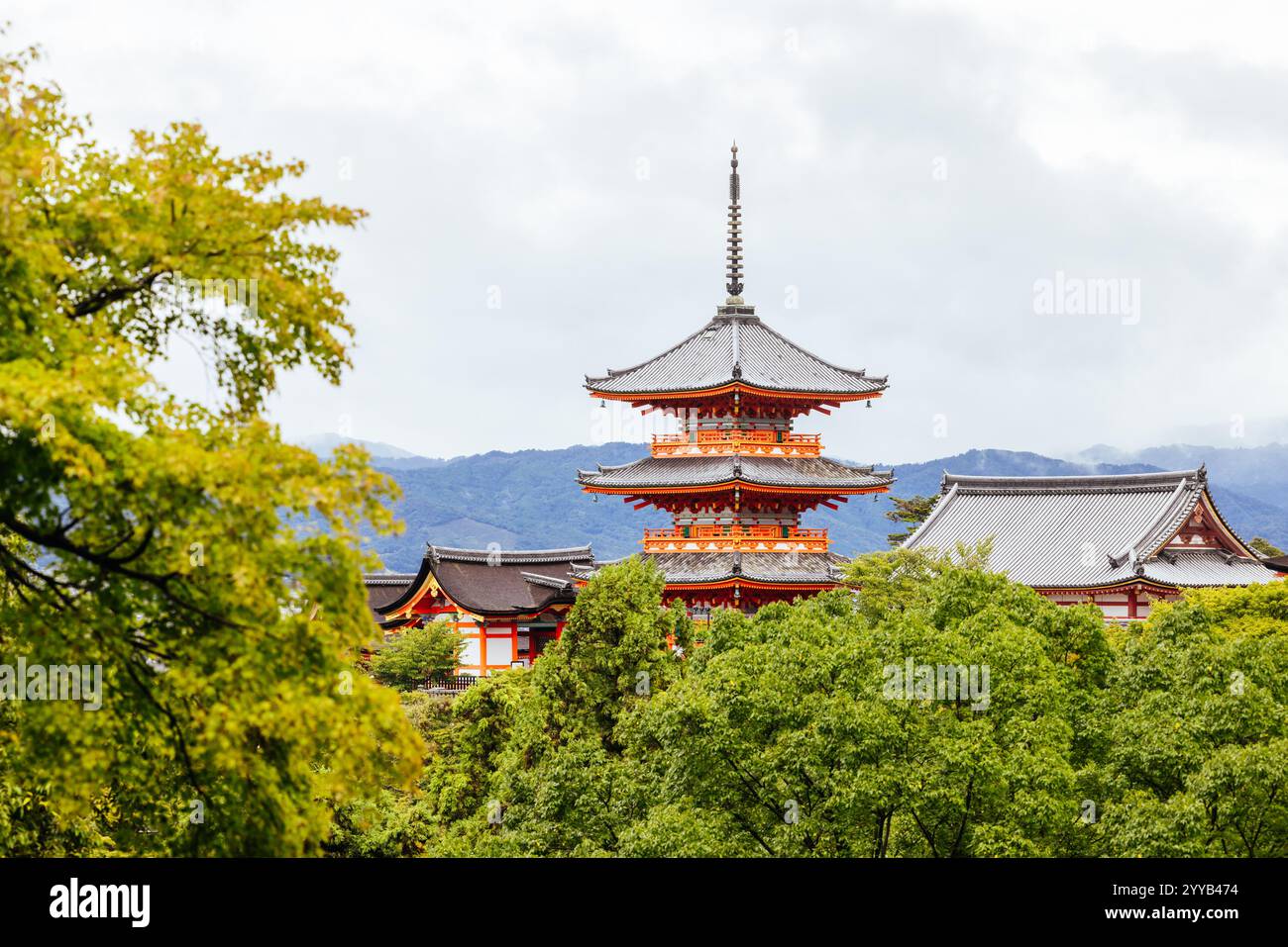 Le temple emblématique de Kiyomizu-dera et la vue sur la montagne lors d'une journée de printemps ensoleillée à Kyoto, au Japon Banque D'Images