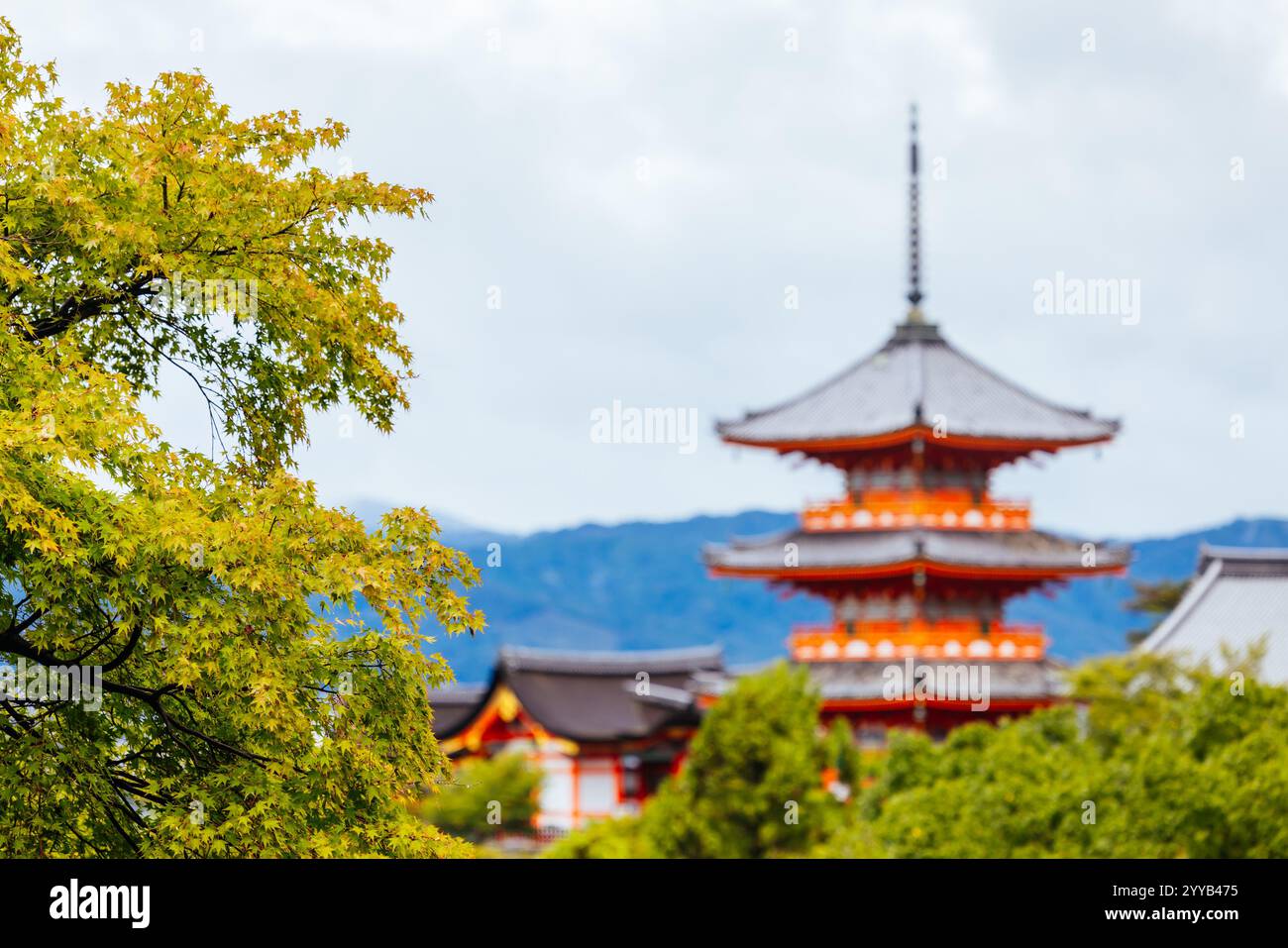 Le temple emblématique de Kiyomizu-dera et la vue sur la montagne lors d'une journée de printemps ensoleillée à Kyoto, au Japon Banque D'Images
