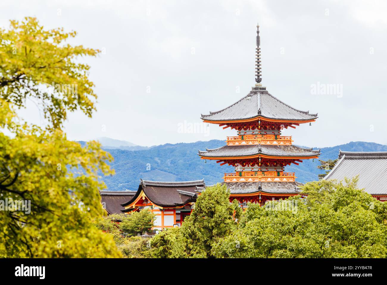 Le temple emblématique de Kiyomizu-dera et la vue sur la montagne lors d'une journée de printemps ensoleillée à Kyoto, au Japon Banque D'Images
