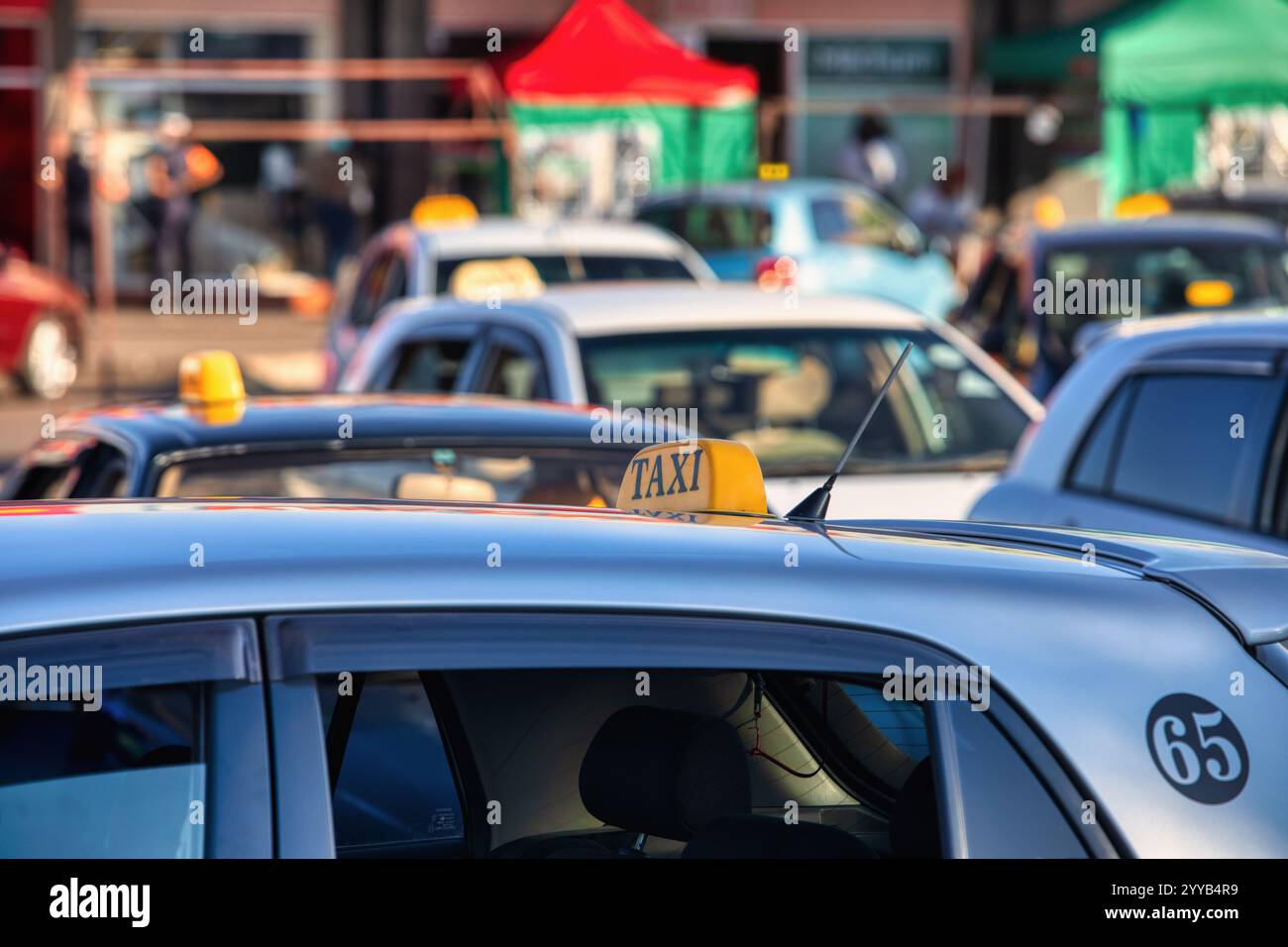 taxi parking dans la zone urbaine de la ville, services de transport dans la ville africaine Banque D'Images