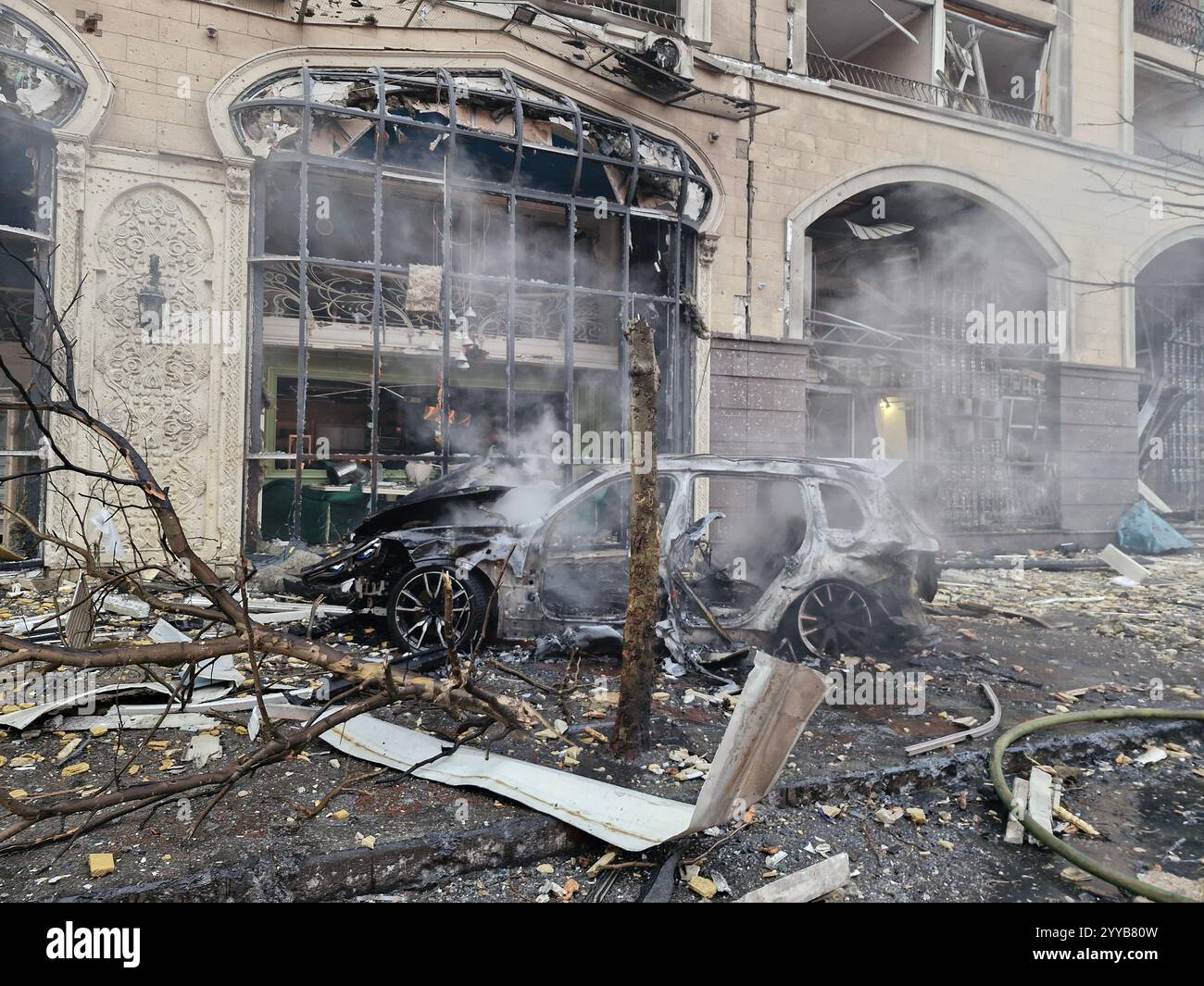 Pékin, Chine. 20 décembre 2024. Cette photo prise le 20 décembre 2024 montre les dégâts causés par une attaque de missile et de drone russe à Kiev, en Ukraine. Au moins une personne a été tuée et deux ont été blessées vendredi dans l'attaque, ont indiqué les autorités. L'armée de l'air ukrainienne a déclaré que la Russie avait largué plusieurs missiles balistiques après ses frappes de drones de nuit sur Kiev. Credit : Roman Petushkov/Xinhua/Alamy Live News Banque D'Images