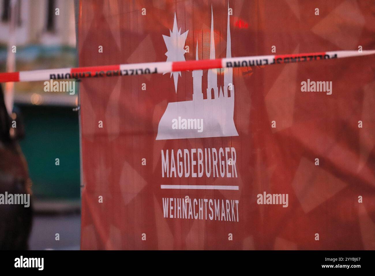 Magdeburg, Sachsen-Anhalt, Deutschland, 21.12.2024 : Alter Markt : Anschlag auf Magdeburger Weihnachtsmarkt : Auto rast in Menschenmenge, Einsatzkräfte sind am Tatort und haben den Bereich weiträumig abgesperrt. *** Magdebourg, Saxe-Anhalt, Allemagne, 21 12 2024 attaque de vieux marché sur le marché de Noël de Magdebourg des voitures s'écrasent dans la foule, les services d'urgence sont sur les lieux et ont bouclé la zone largement Copyright : xdtsxNachrichtenagenturx dts 54359 Banque D'Images