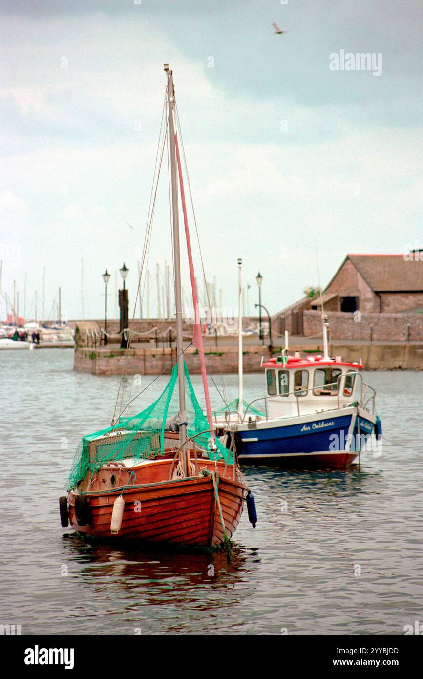 1er octobre 1998 : bateau à voile traditionnel et bateau de pêche moderne, Brixham Harbour, Devon, Angleterre, Royaume-Uni, Europe Banque D'Images