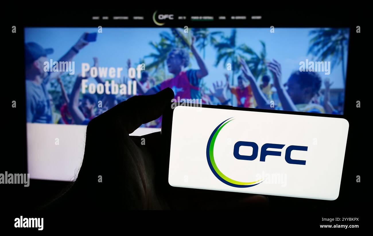 Allemagne. 25 juin 2024. Dans cette illustration photo, une personne tient un smartphone avec le logo de l'association Oceania Football Confederation (OFC) en face du site. (Crédit image : © timon Schneider/SOPA images via ZUMA Press Wire) USAGE ÉDITORIAL SEULEMENT ! Non destiné à UN USAGE commercial ! Banque D'Images