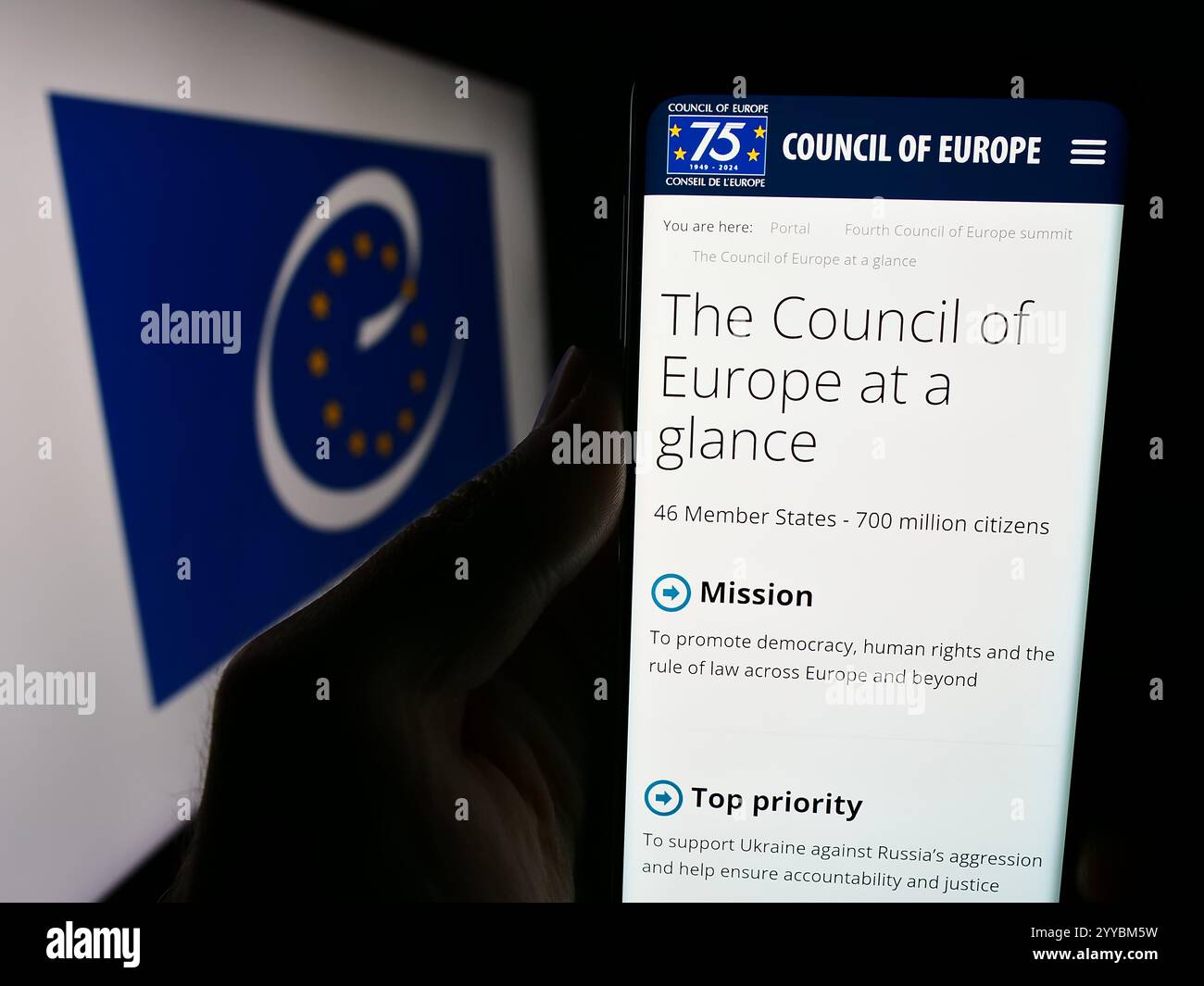 26 juin 2024, Allemagne : dans cette illustration photo, une personne tient un téléphone portable avec le site web de l'organisation des droits de l'homme du Conseil de l'Europe (CoE) devant le logo. (Crédit image : © timon Schneider/SOPA images via ZUMA Press Wire) USAGE ÉDITORIAL SEULEMENT ! Non destiné à UN USAGE commercial ! Banque D'Images
