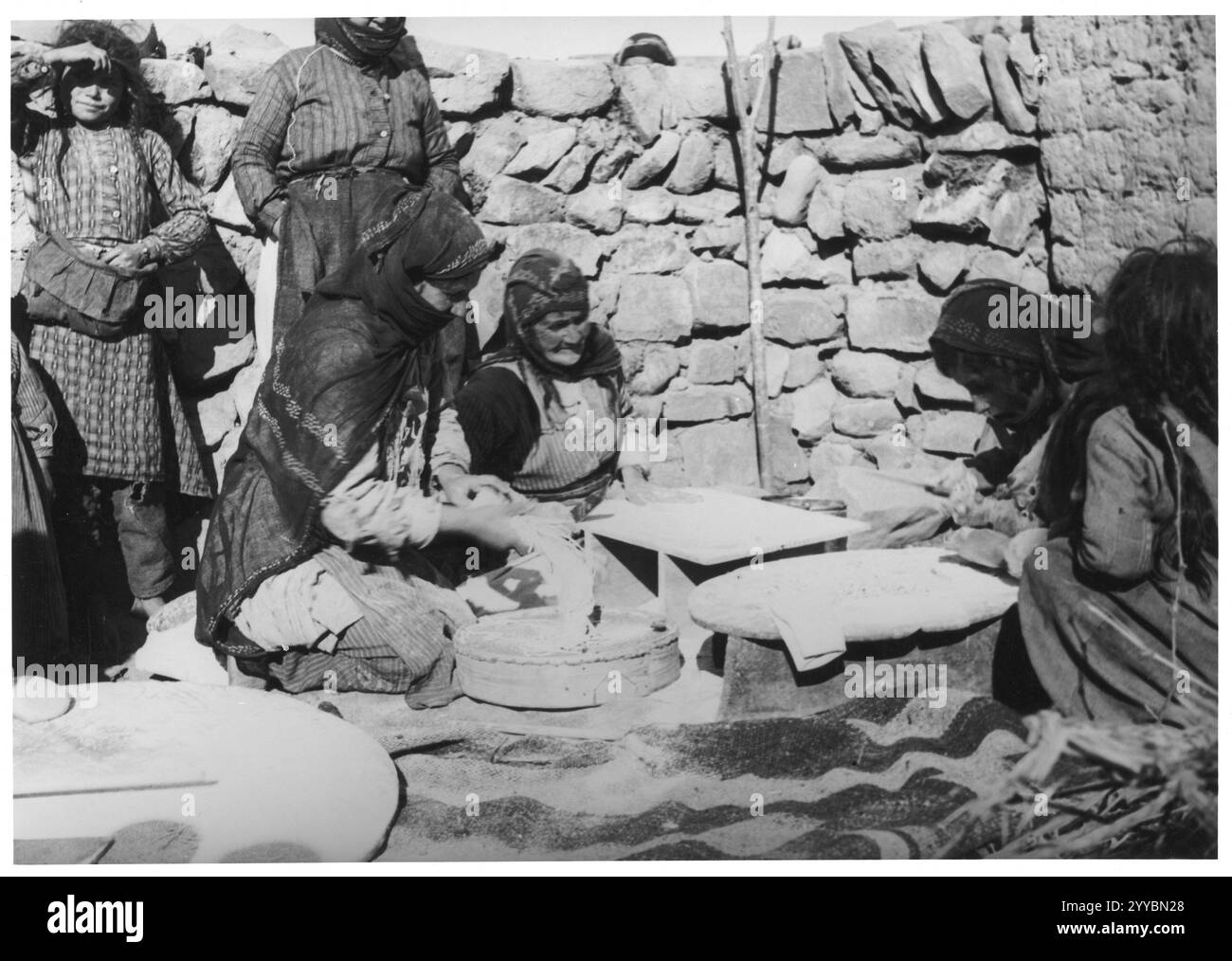 Türkiye/Turquie, 1934 Sultan Han : peuple ; femmes cuisinant. Femmes paysannes anatoliennes préparant des nouilles. Photographie d'archive par Annemarie Schwarzenbach, années 1930 Banque D'Images