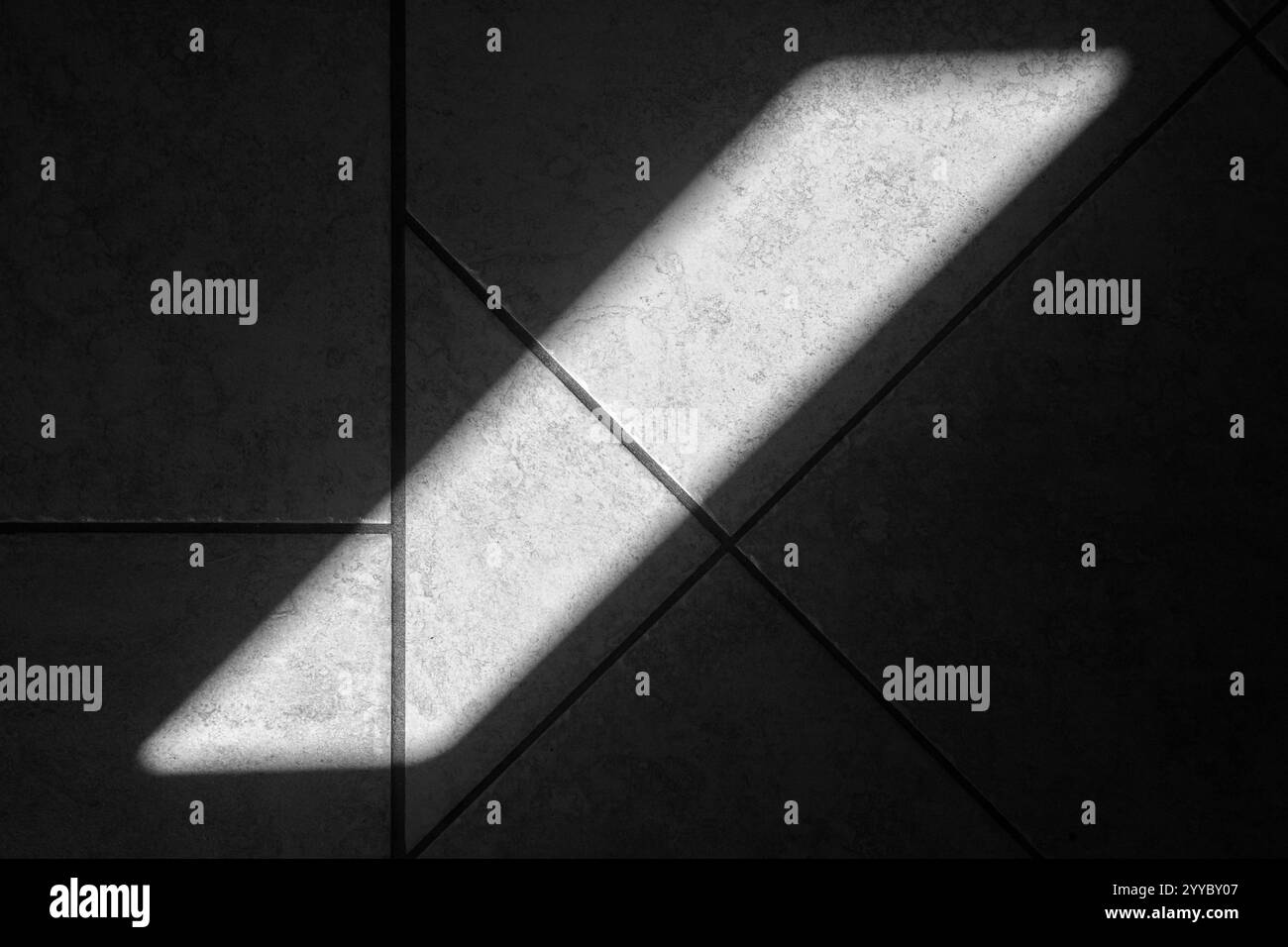 Photo abstraite d'architecture en noir et blanc, le rayon de soleil est sur un carrelage sombre, vue de dessus Banque D'Images