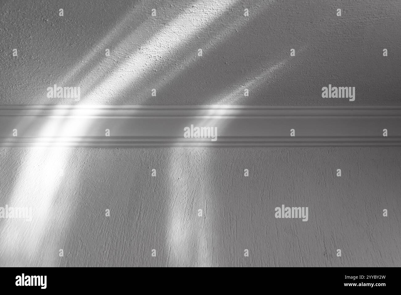 Fragment intérieur blanc abstrait avec motif de faisceaux lumineux sur le mur avant et le plafond Banque D'Images