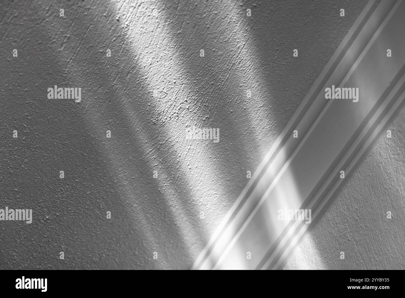 Fragment intérieur blanc abstrait minimal avec motif de faisceaux lumineux lumineux sur le mur et le plafond Banque D'Images