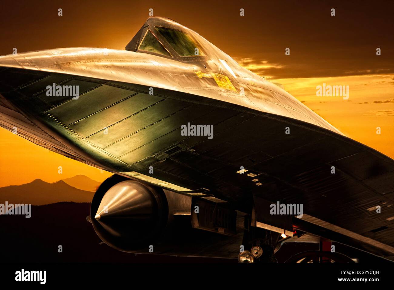 Un avion de chasse vole dans le ciel avec un coucher de soleil en arrière-plan. Concept de puissance et de force, ainsi que la beauté de la nature Banque D'Images