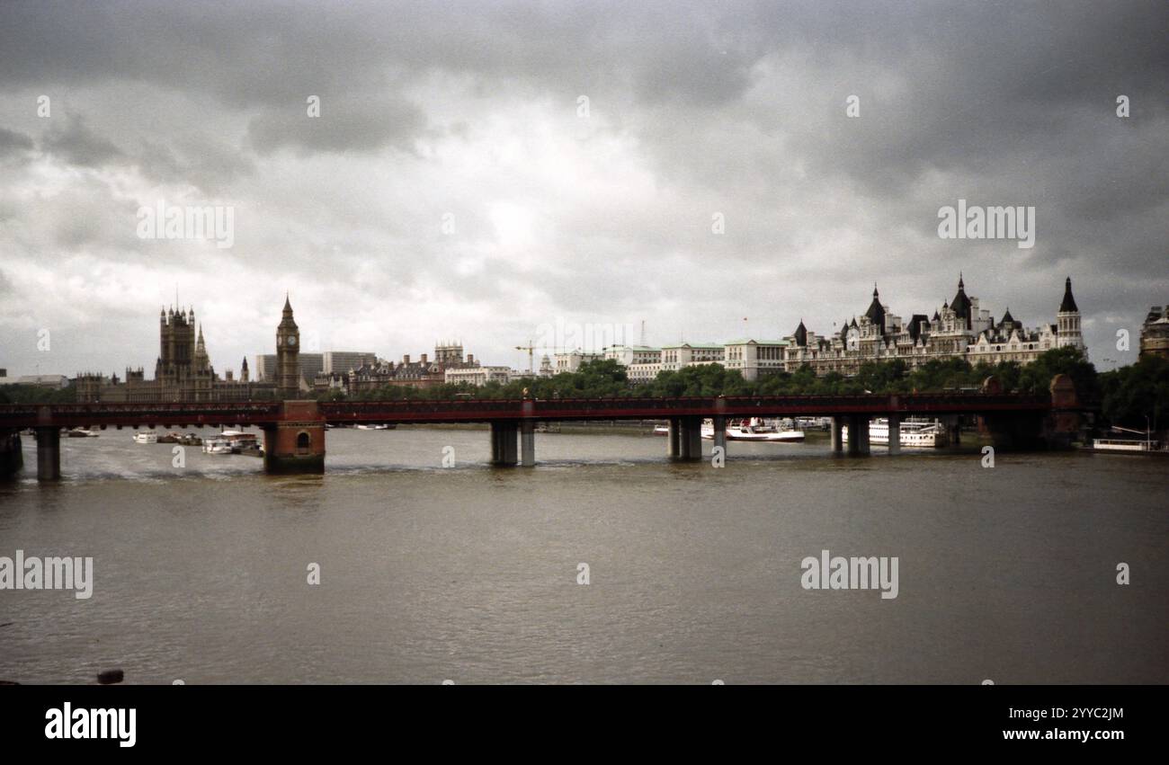 Photo vintage de Hungerford Bridge à Londres, Royaume-Uni - septembre 1982 Banque D'Images