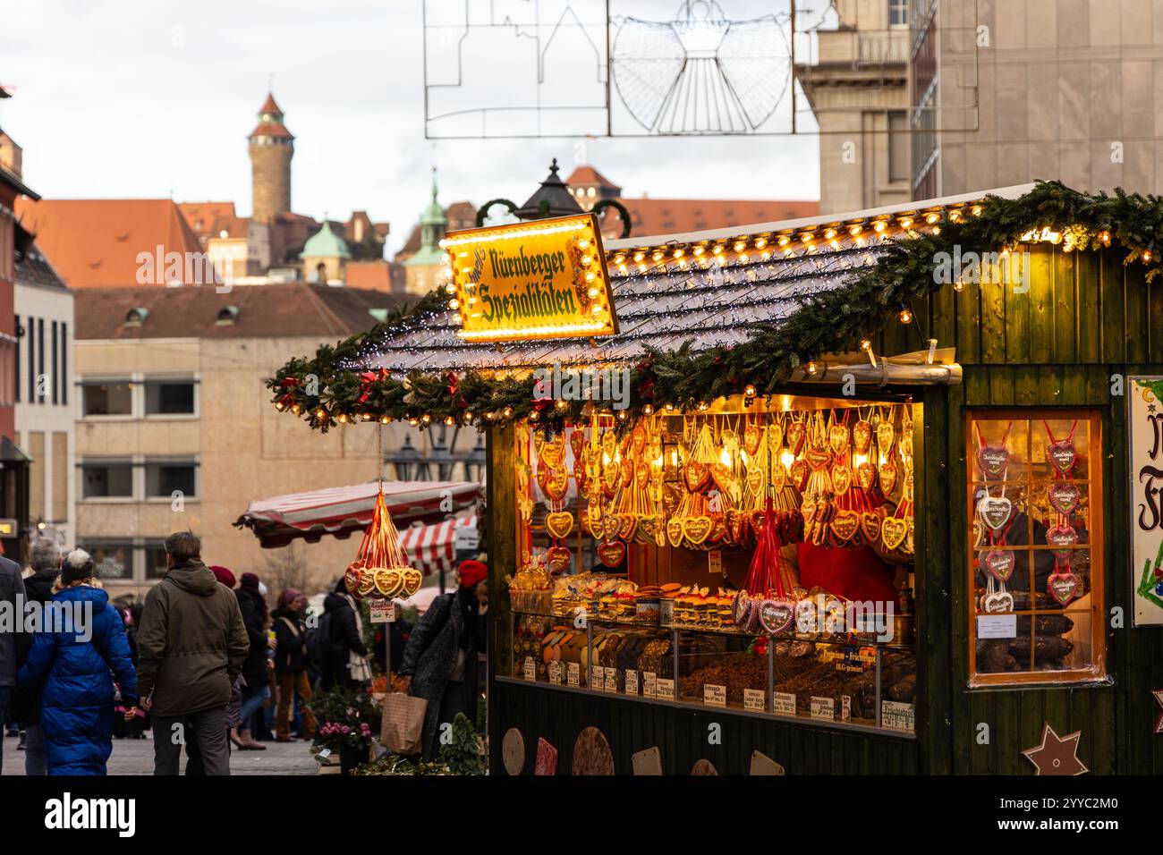 Vendeur de pain d'épice au marché de Noël à Nuremberg, Allemagne Banque D'Images